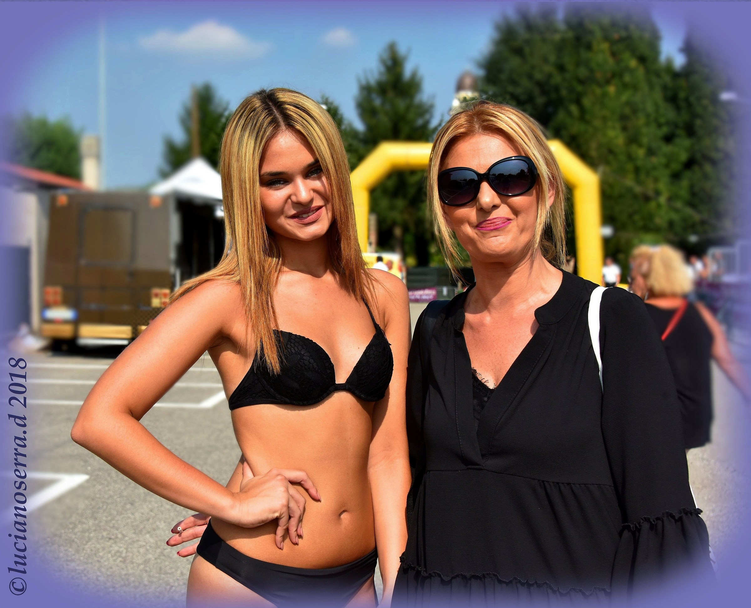 L'aspirante Miss... con l'inseparabile mamma...