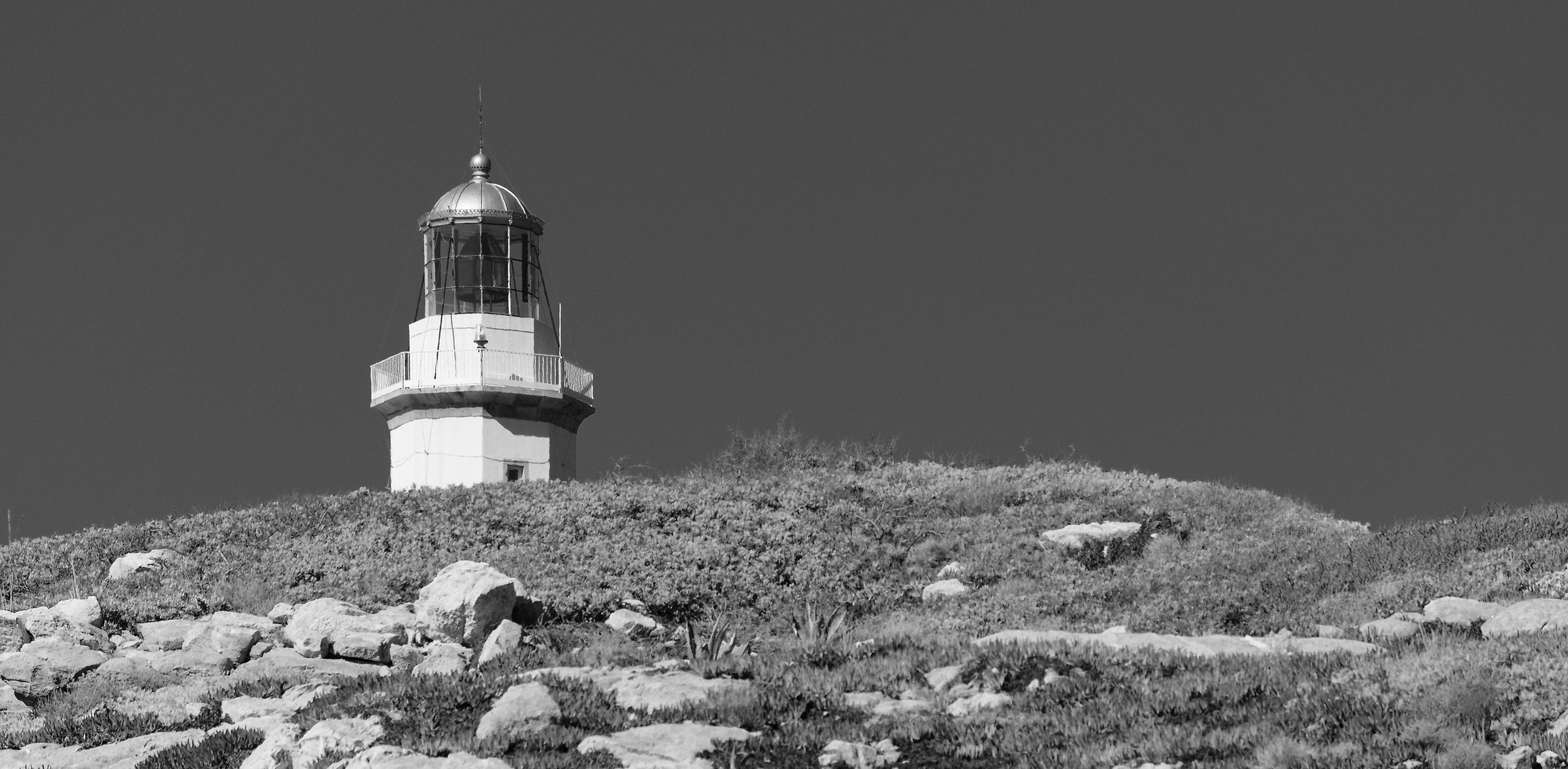 il faro dietro la collina