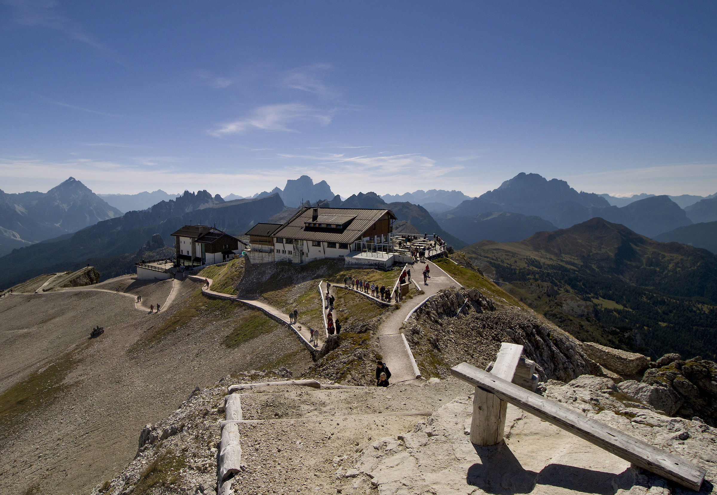Refuge Lagazuoi and its view