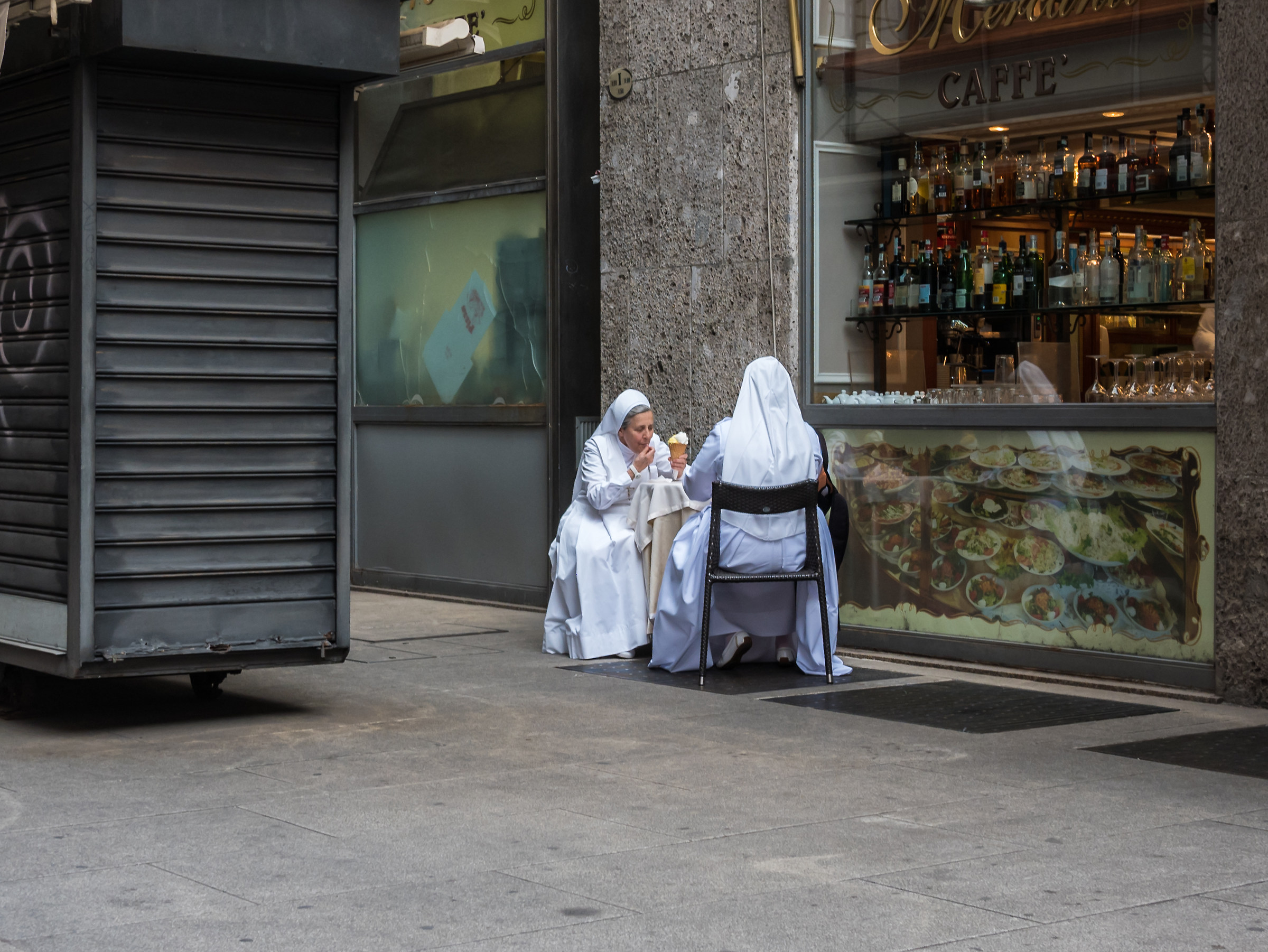 Anche alle suore piace.... il gelato.