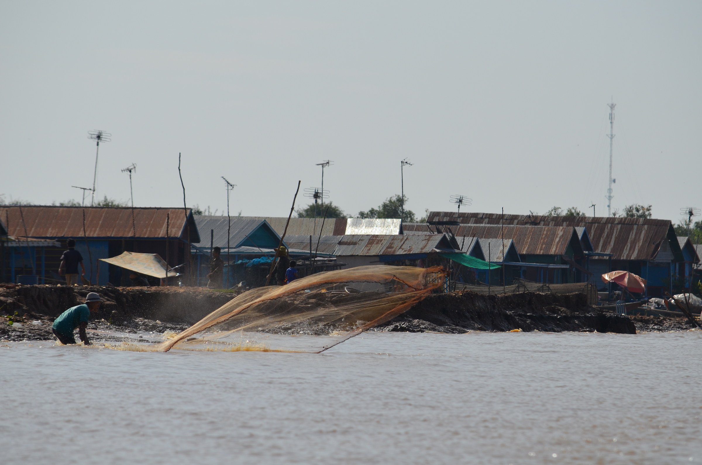Pesca sul lago Tonle Sap