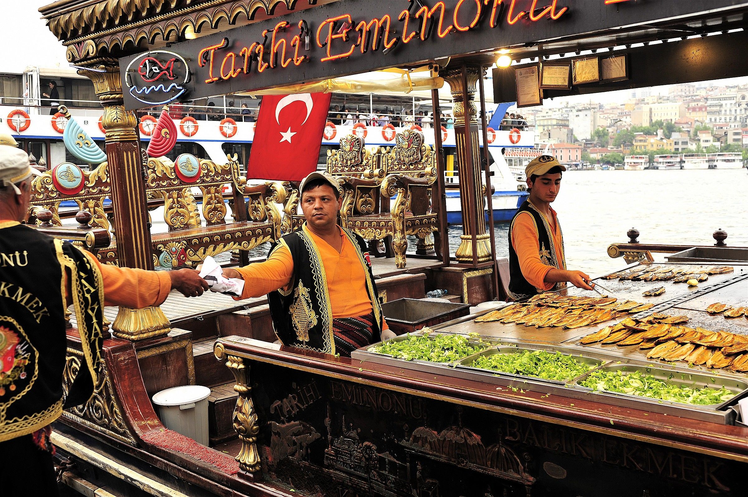 Panini e pesce arrosto direttamente dal barcone