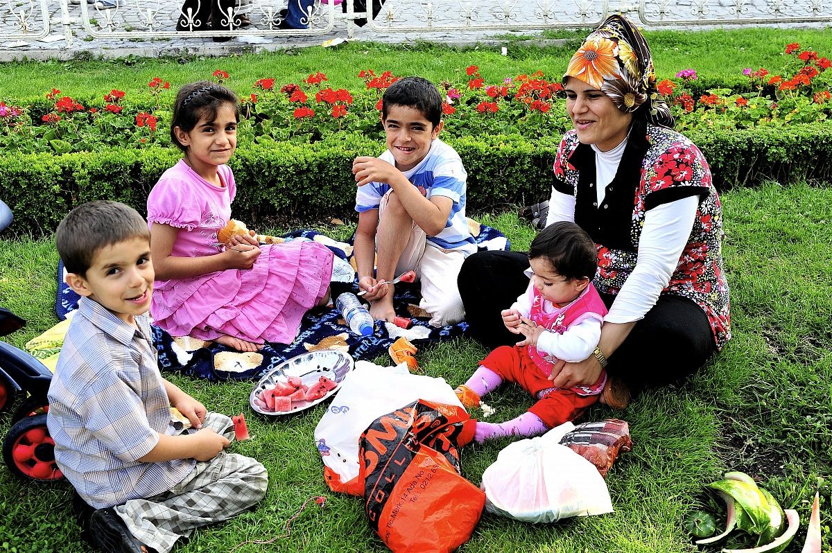 Merenda sul prato di piazza Sultanahmet