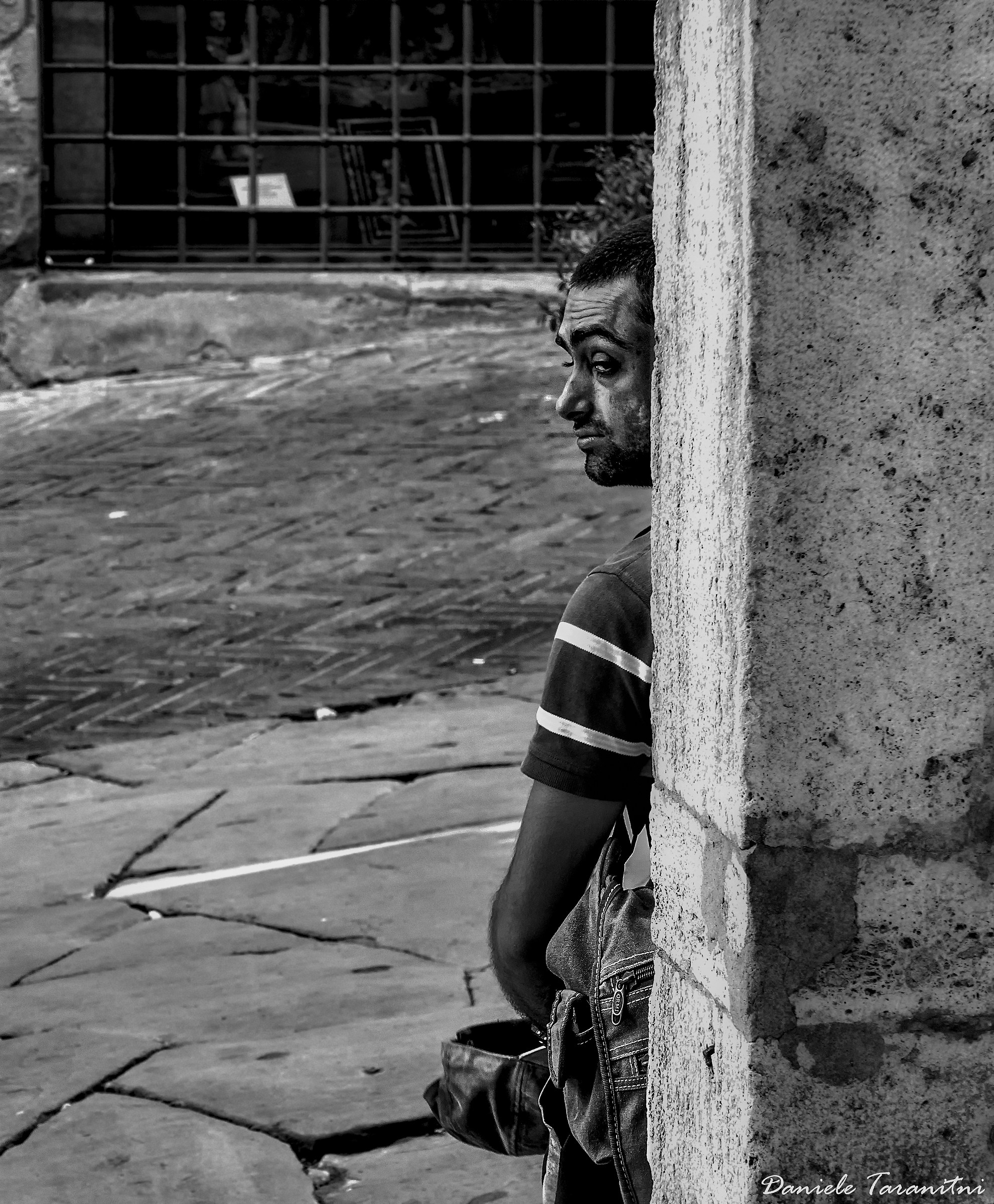 Straniero stanco, annoiato