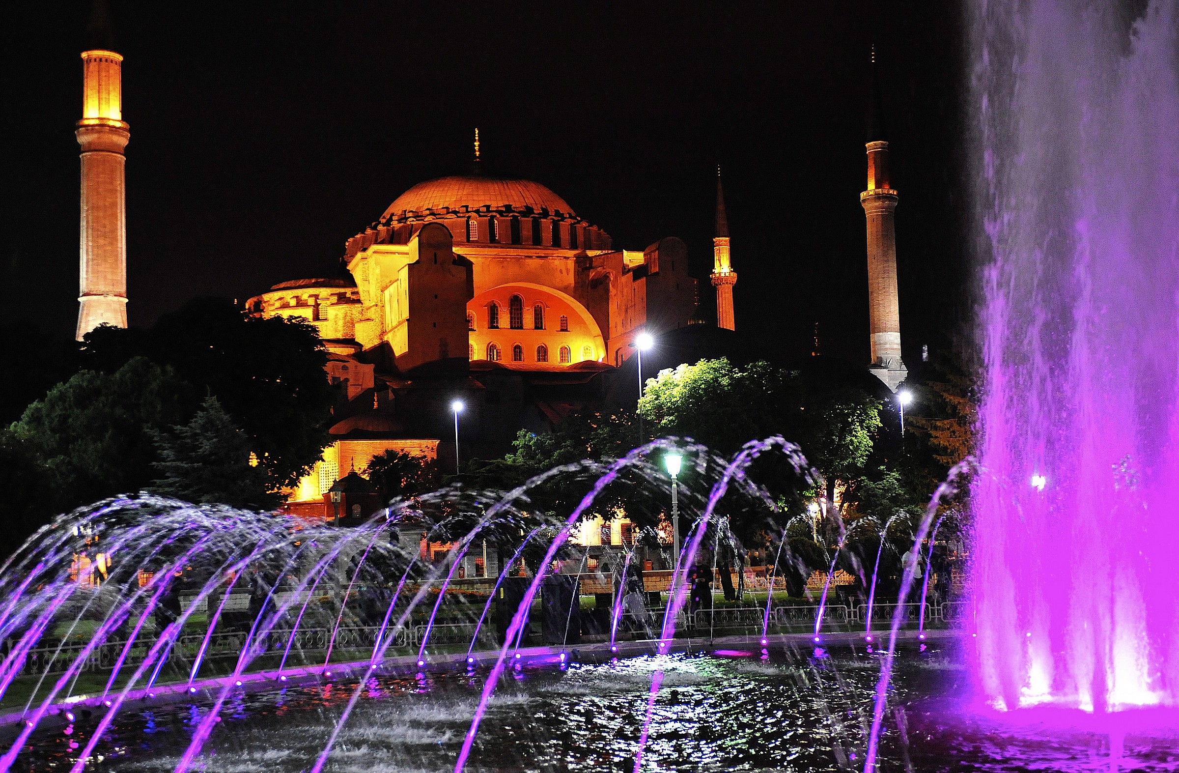 Santa Sofia in notturna