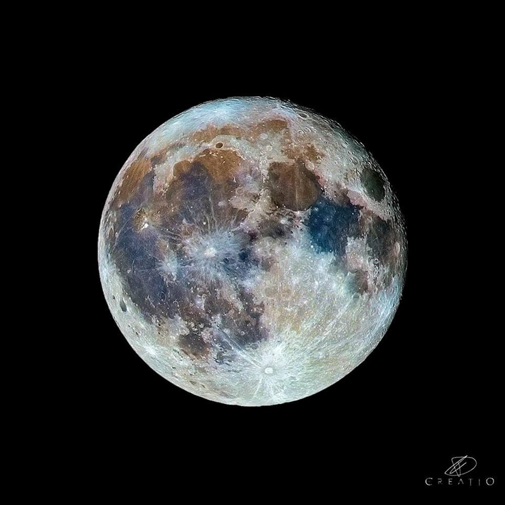 La Luna piena con i colori reali