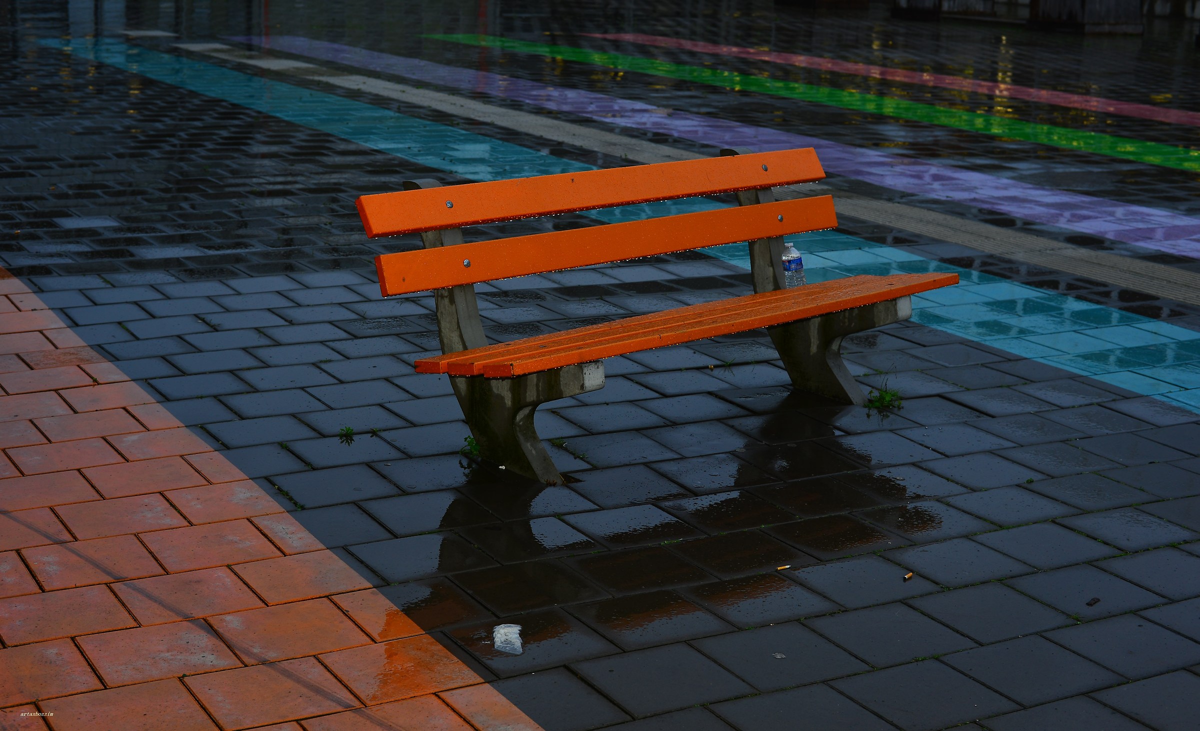 Piove,sulla panchina arancione....