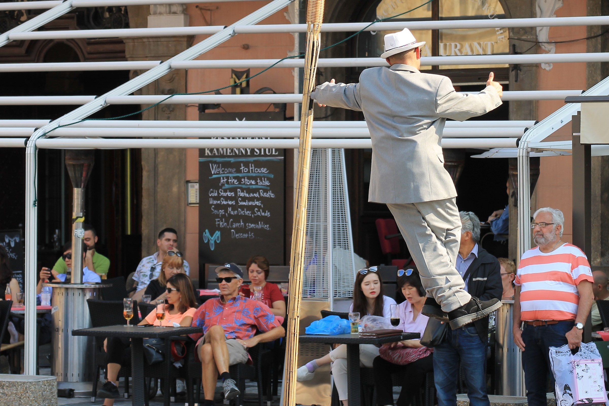 Insolito artista di piazza