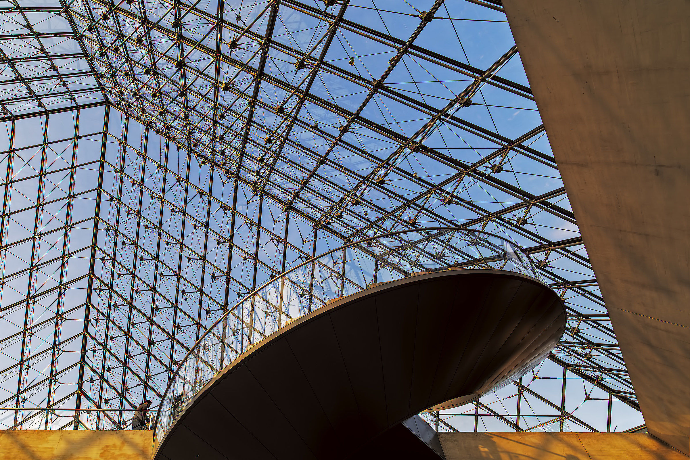 Louvre da dentro la piramide