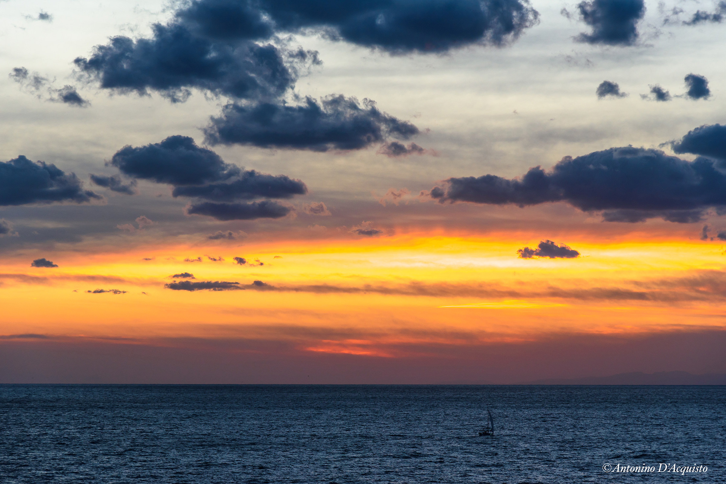attendendo l'alba su una barca a vela