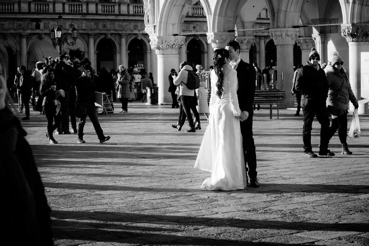 soli in mezzo a tutti