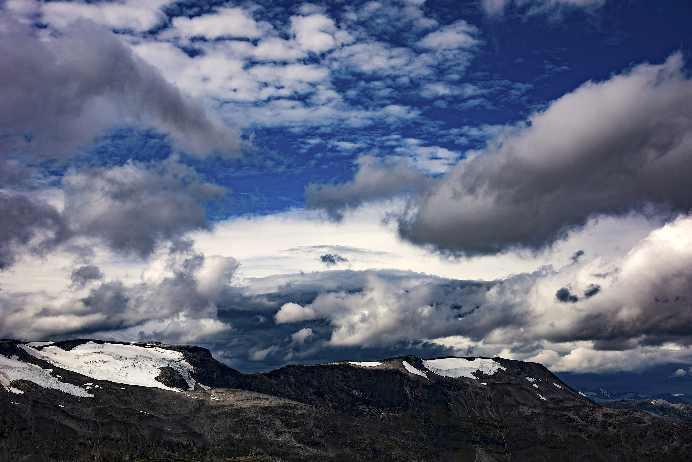 il cielo sui monti nei fiordi norvegesi