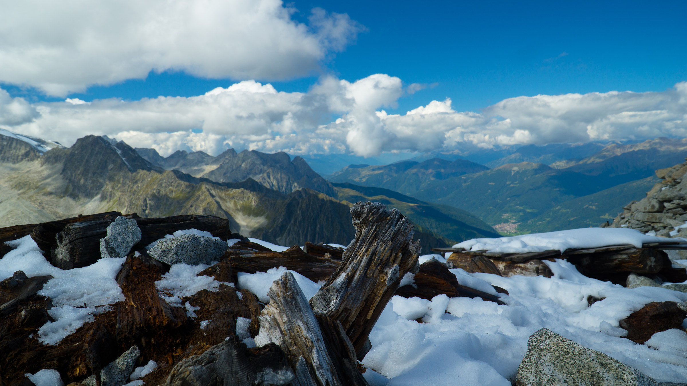 valli neve legna nuvole e muretto