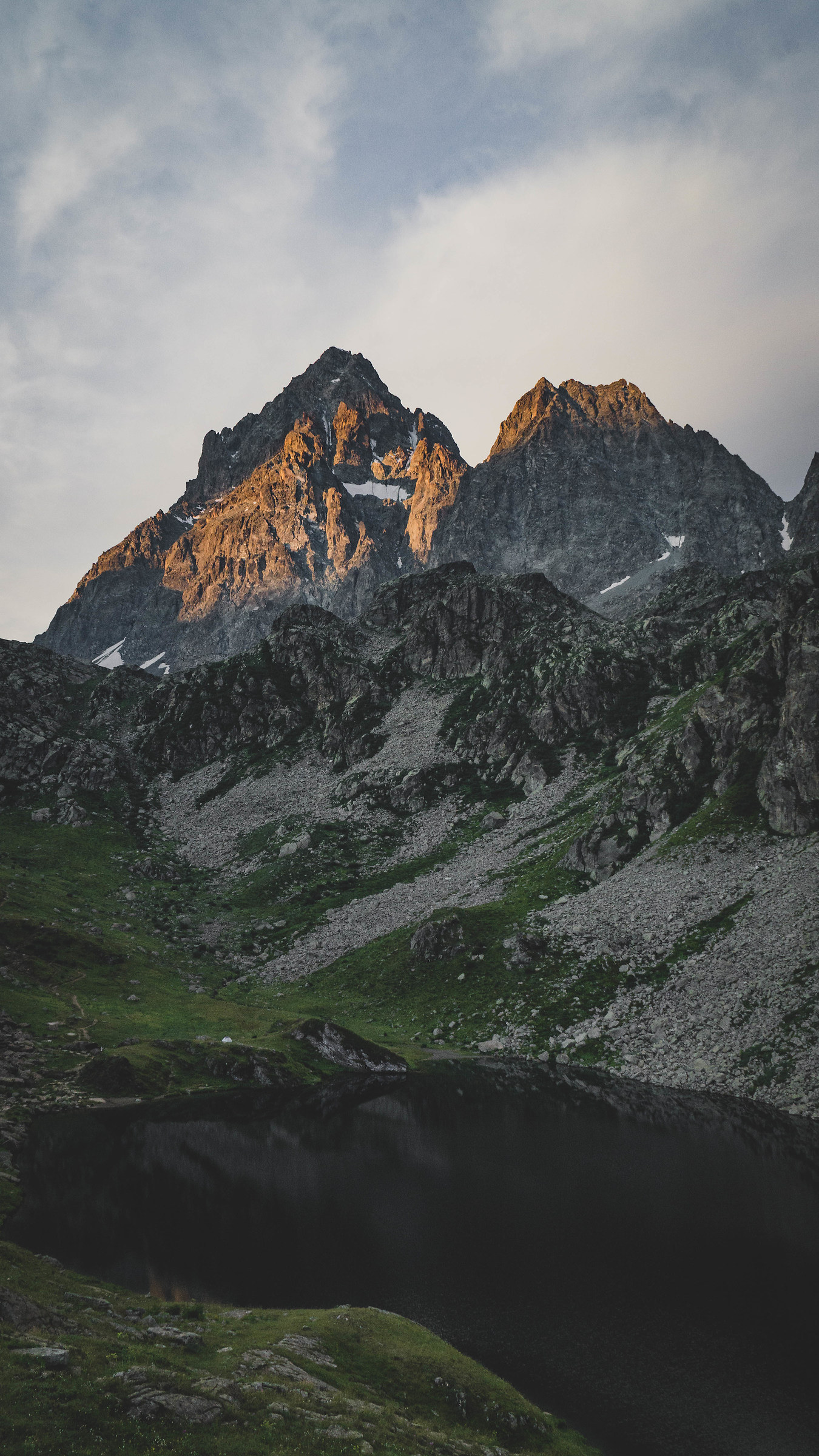 Alba sul Monviso con il lago Fiorenza