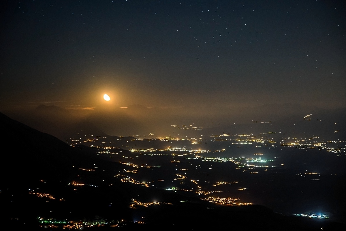 La Luna sorge dai monti dell'Alpago