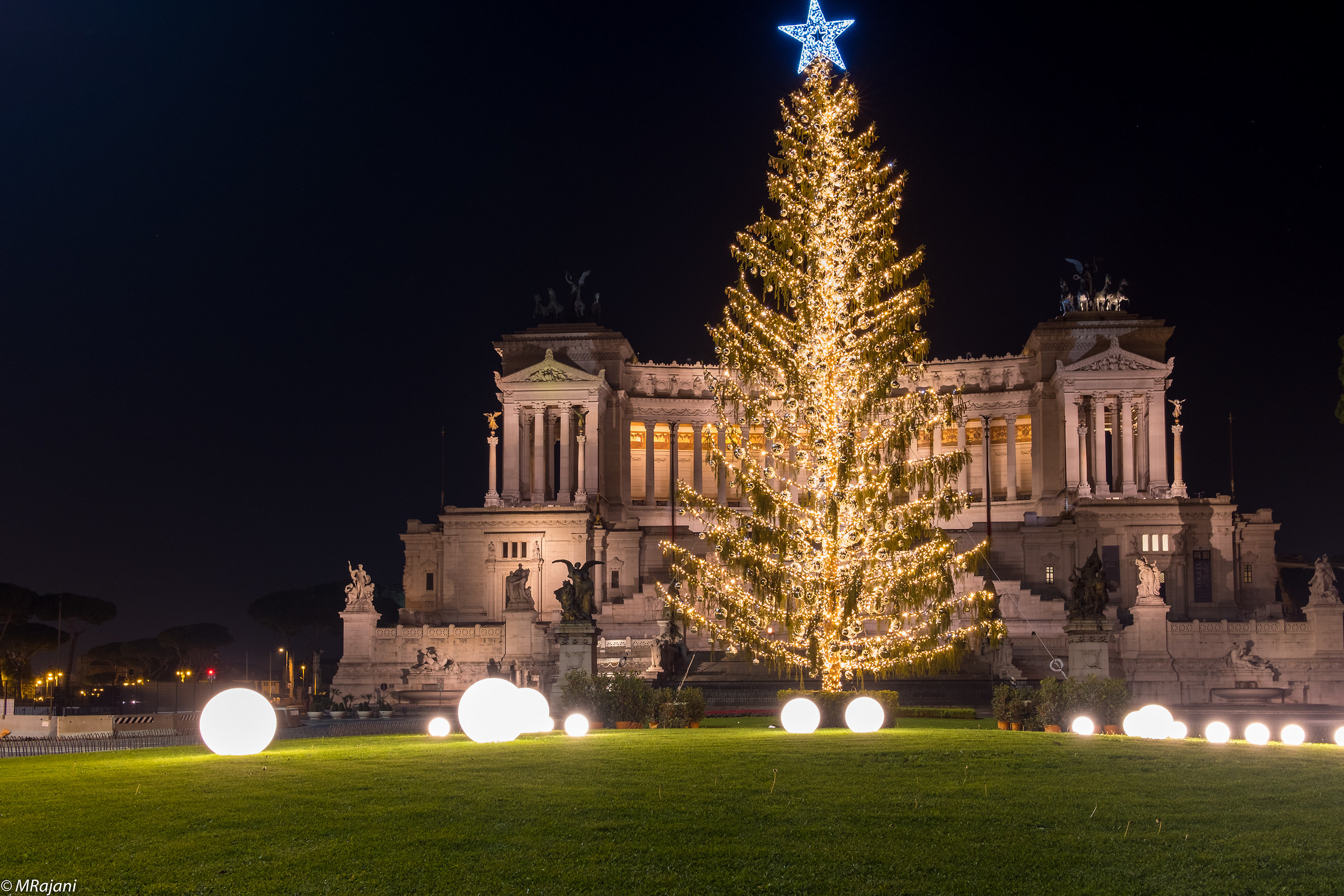 Roma: piazza Venezia e ...spelacchio