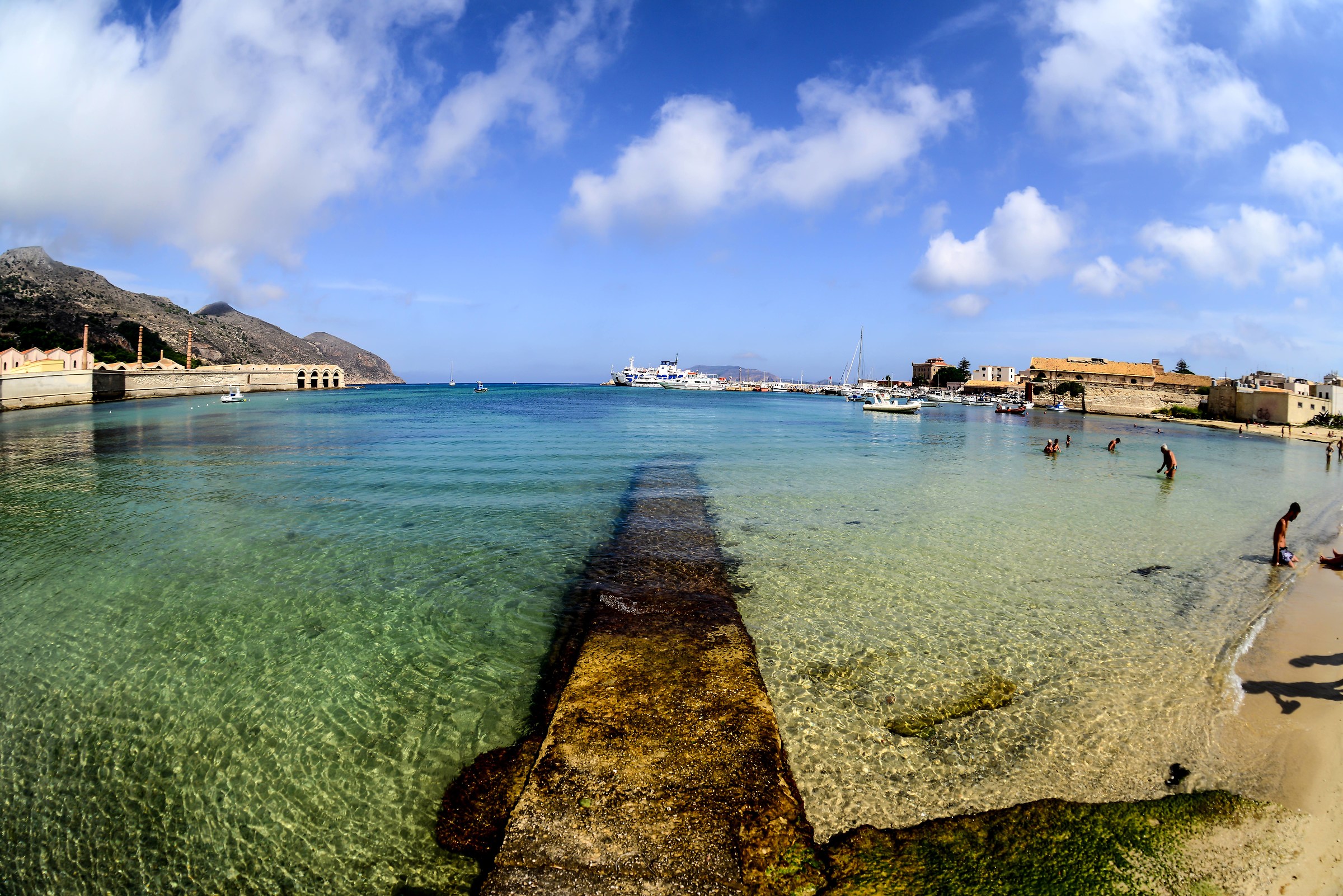 Favignana, passerella verso l'azzurro
