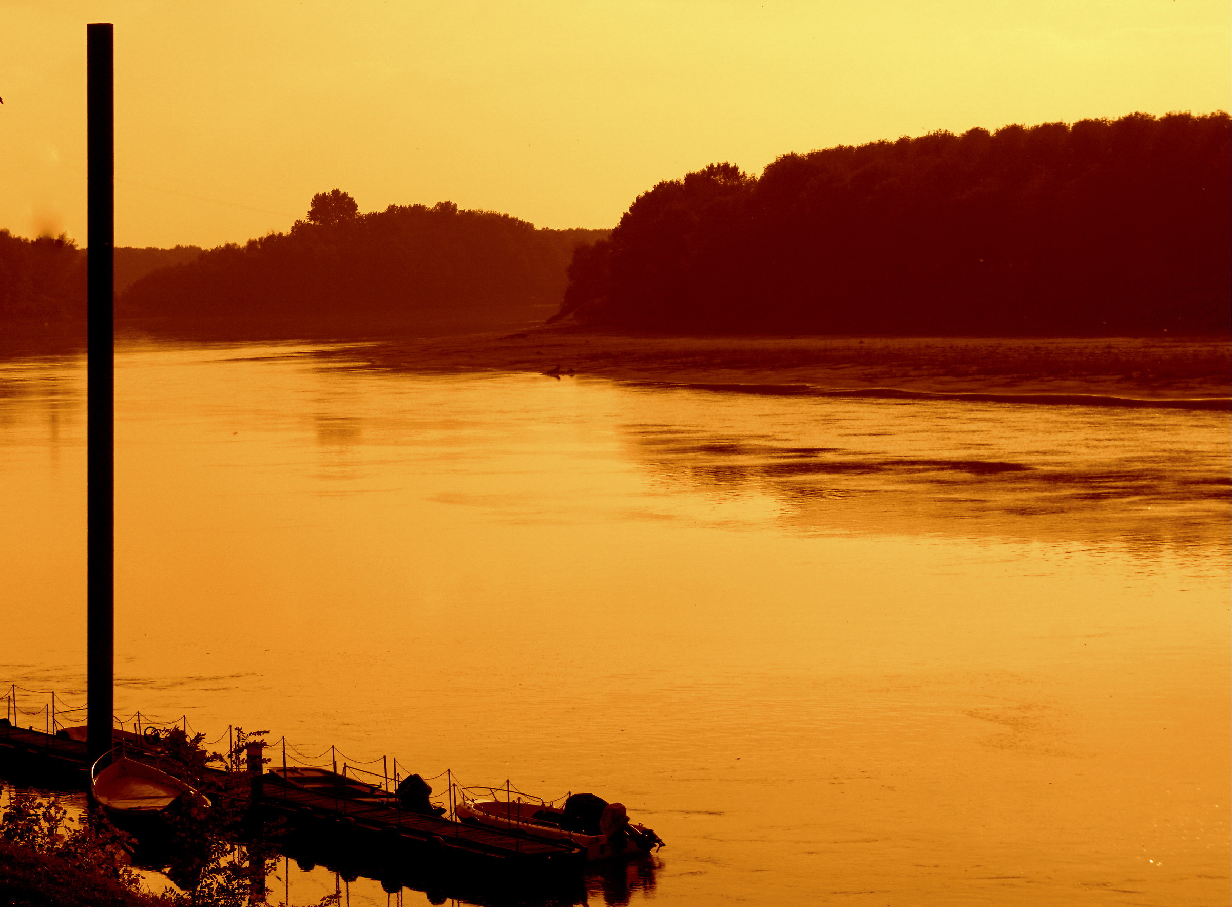 Si fa sera sul fiume Po