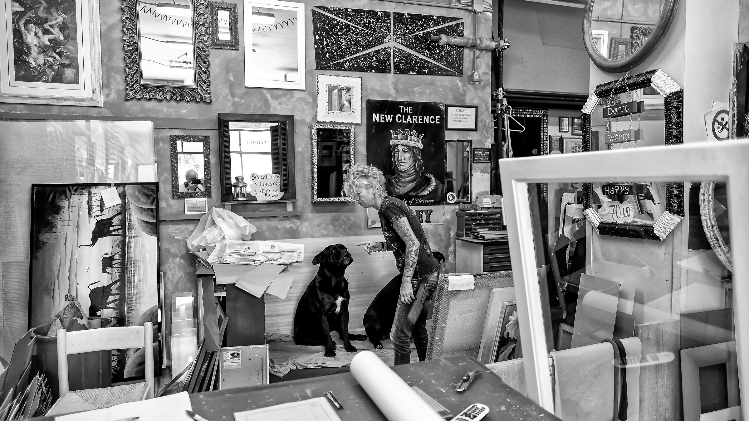 La bottega col cane che abbaia