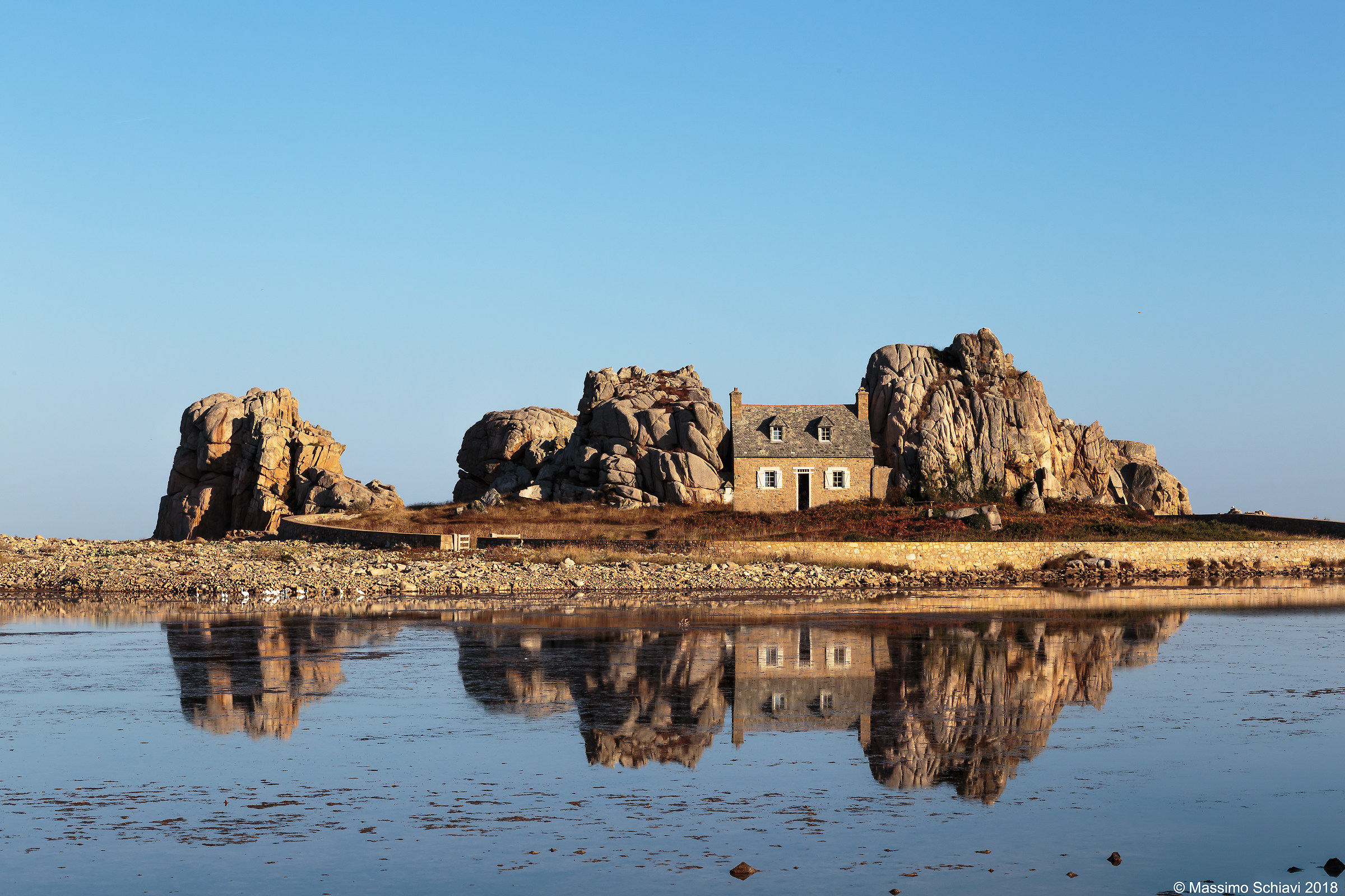 Castel meur, The cottage among the rocks.