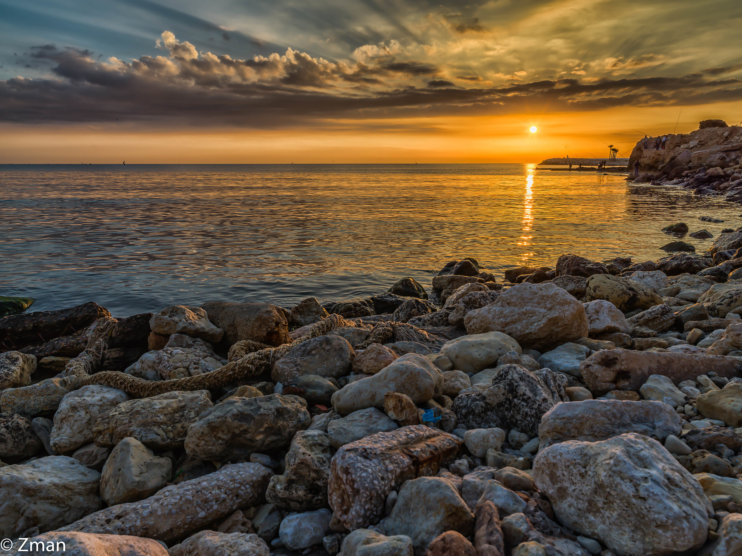 Tramonto alla spiaggia bianca delle sabbie