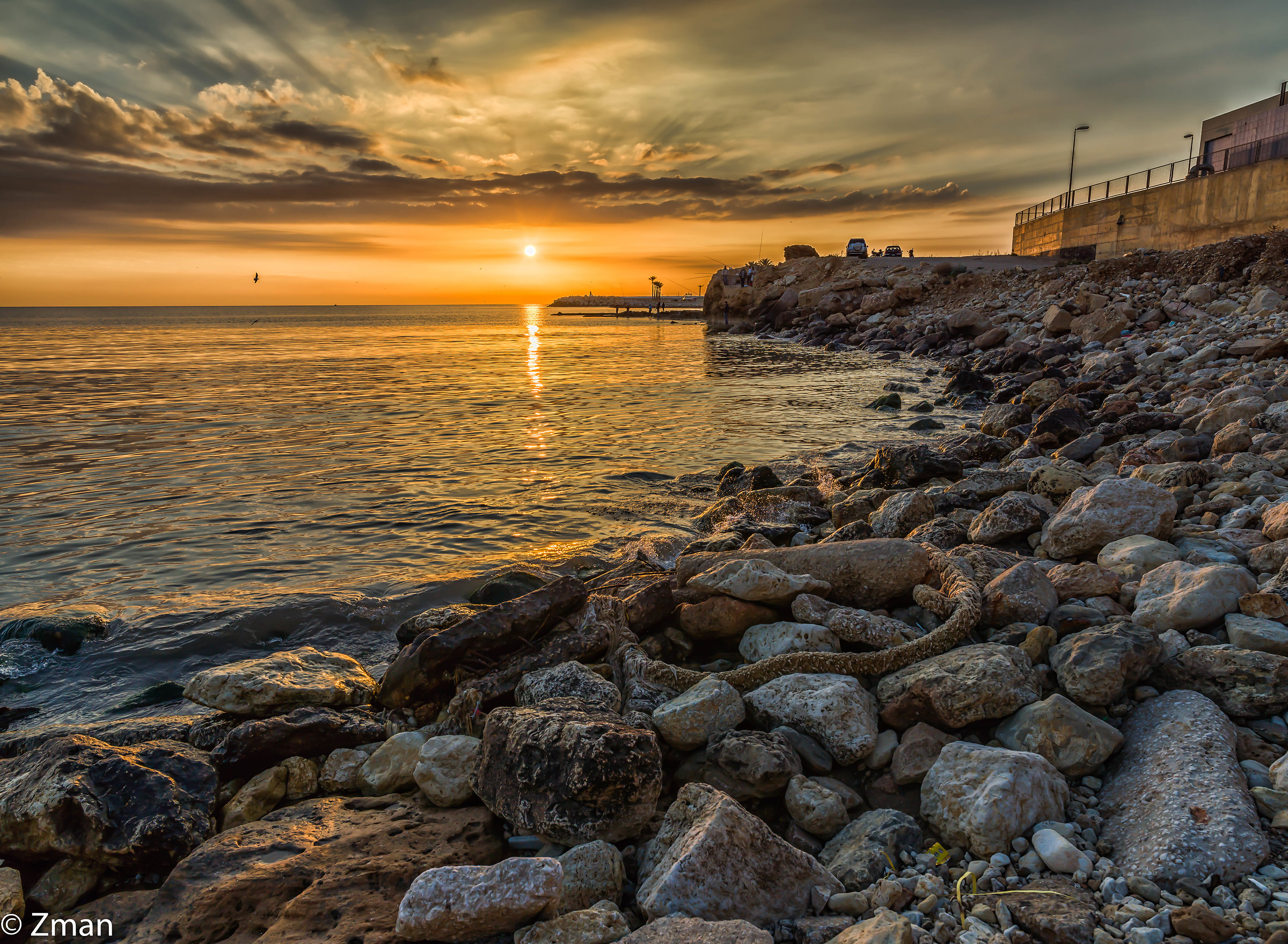 Tramonto alla spiaggia bianca delle sabbie