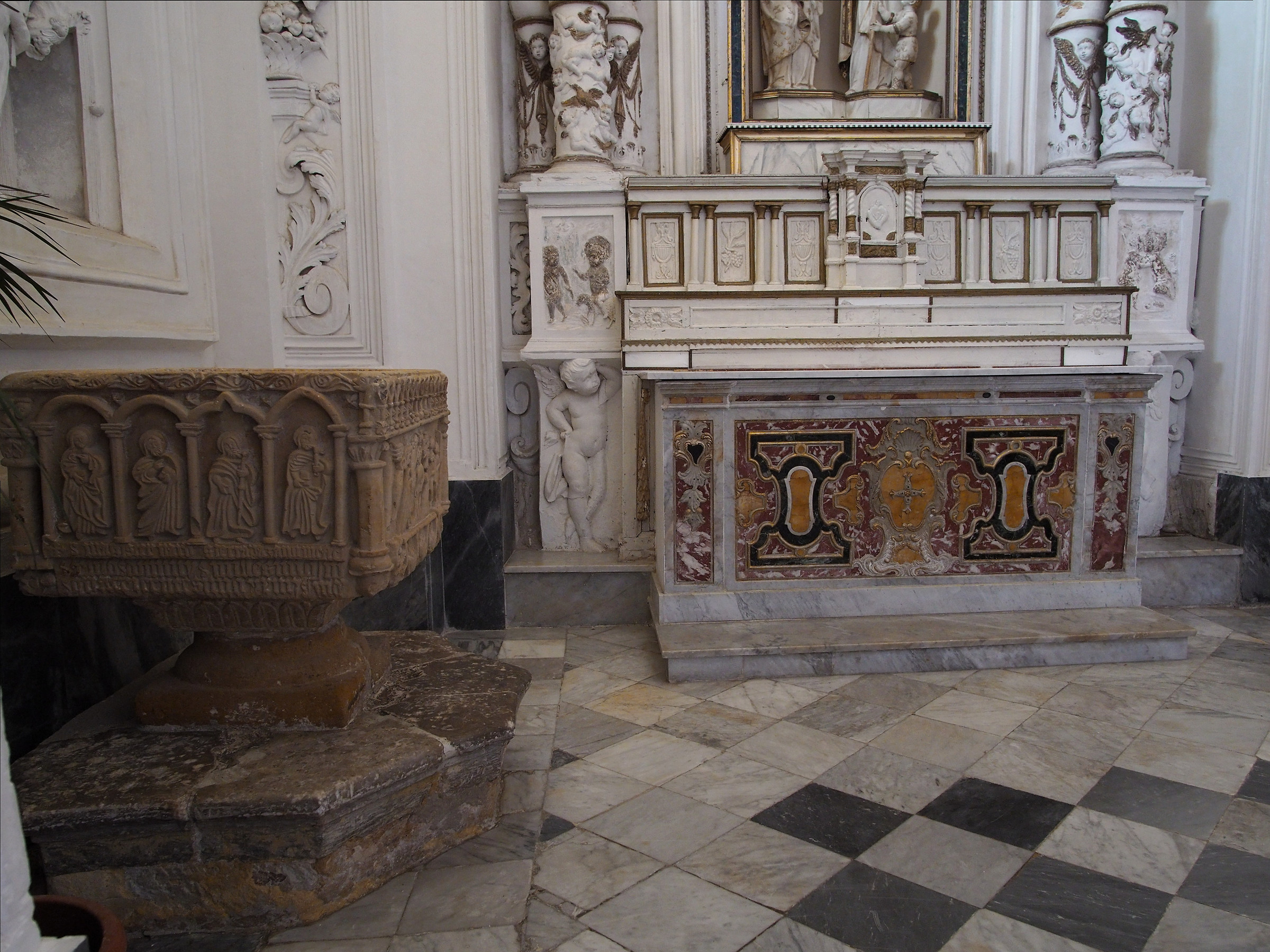 Naro, Chiesa Madre, battistero e altare policromo