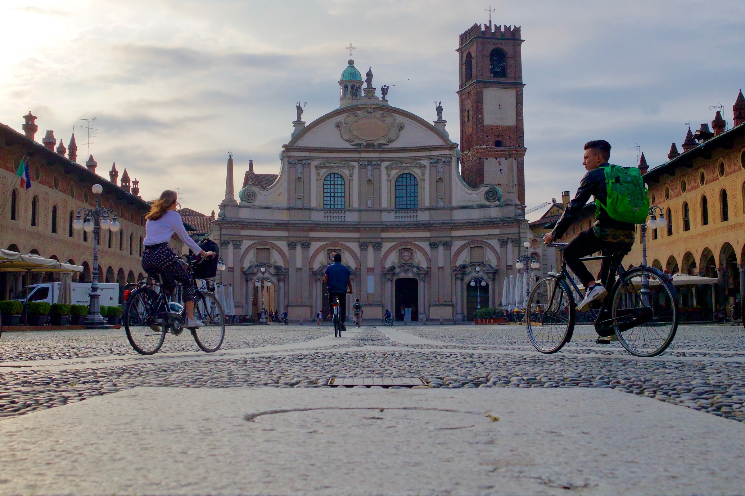 Vigevano, Piazza Ducale: la mattina si va di fretta...