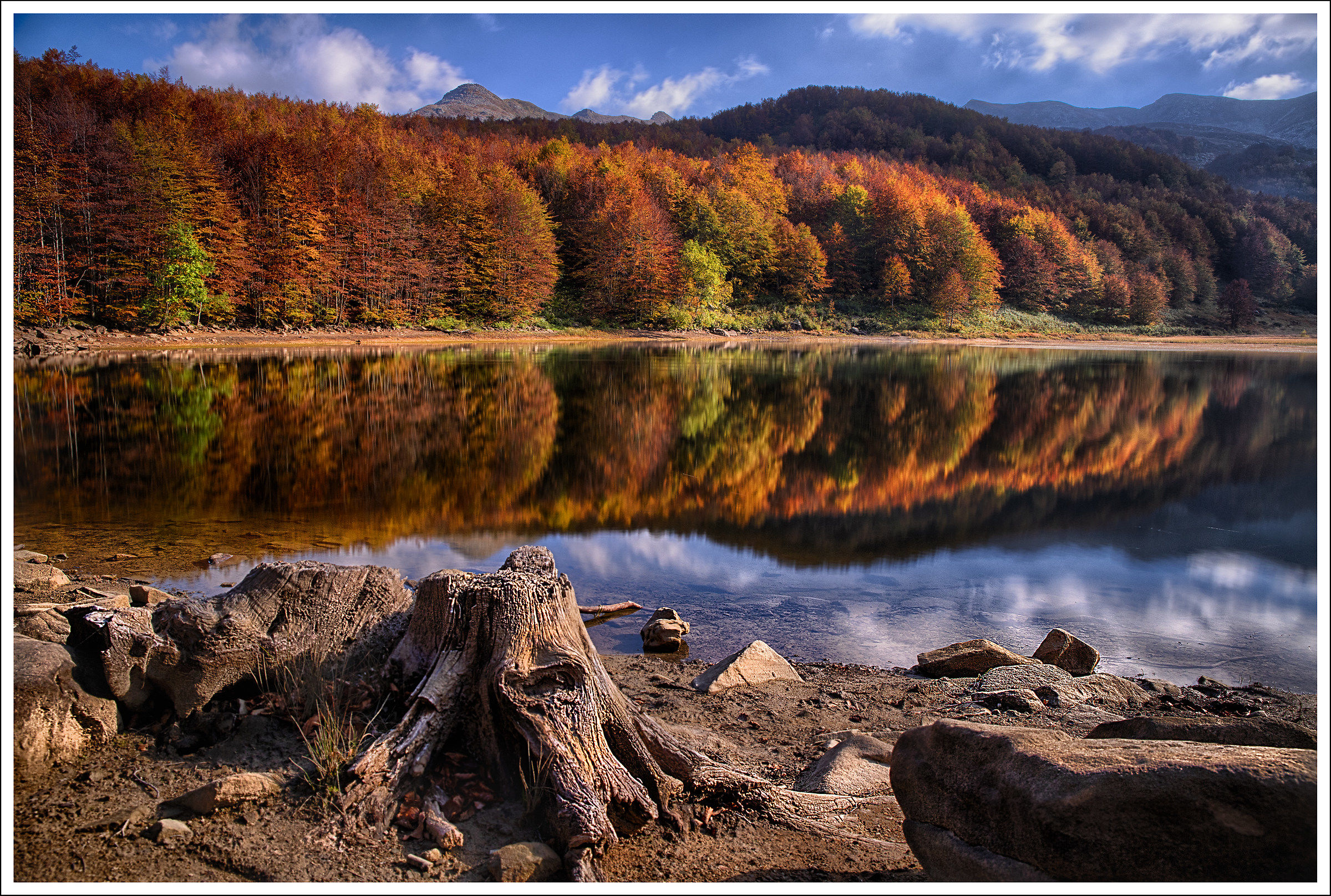 Il lago Baccio si veste d'autunno