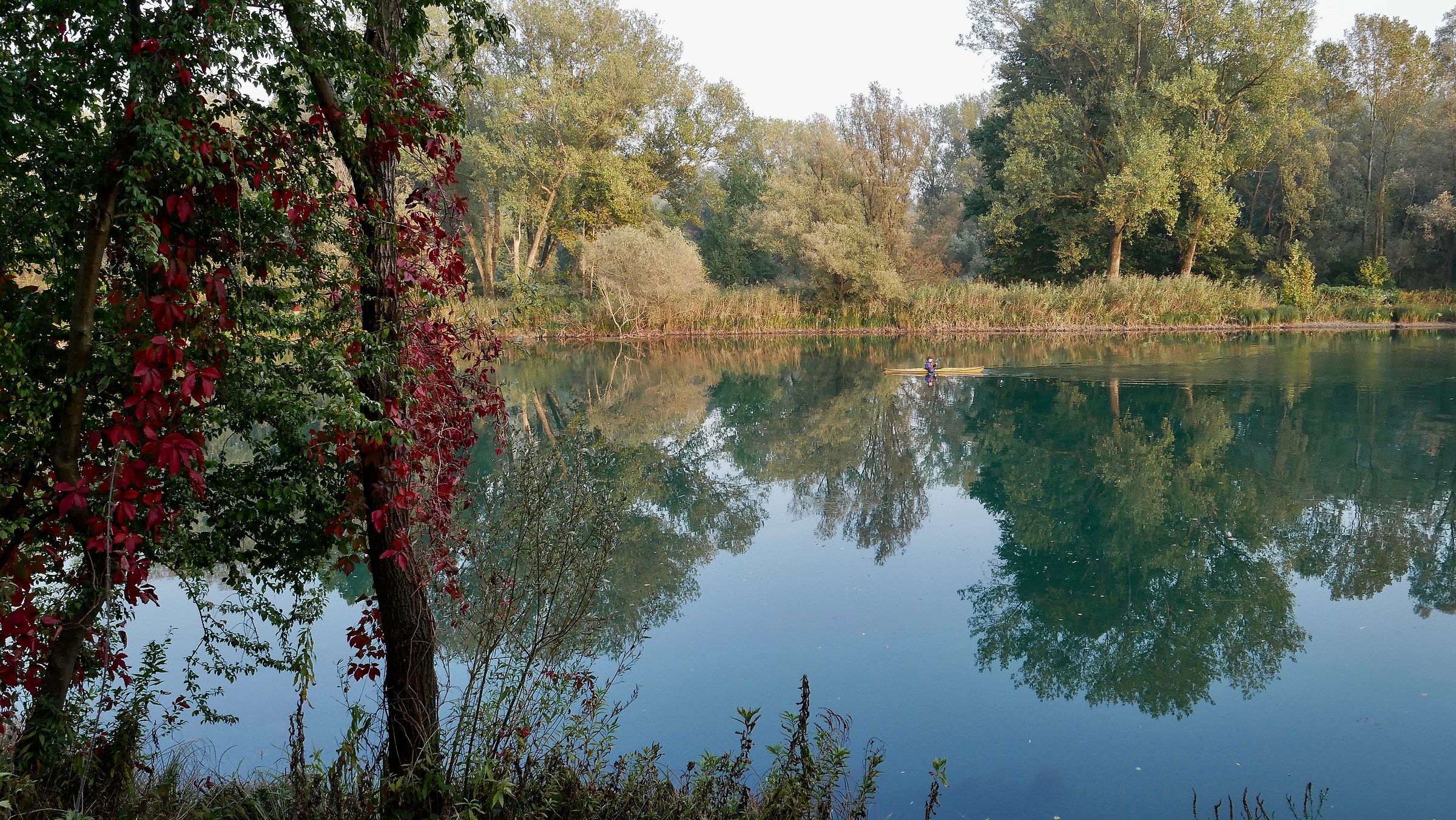 canoa sull'Adda dai colori autunnali