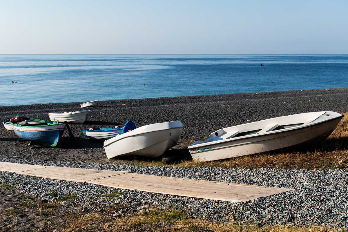 Barche sulla spiaggia di Roccalumera