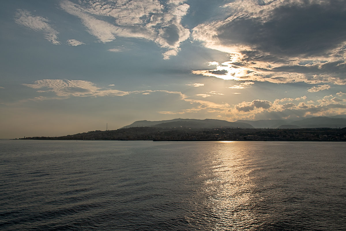 Costa calabrese vista dallo Stretto di Messina