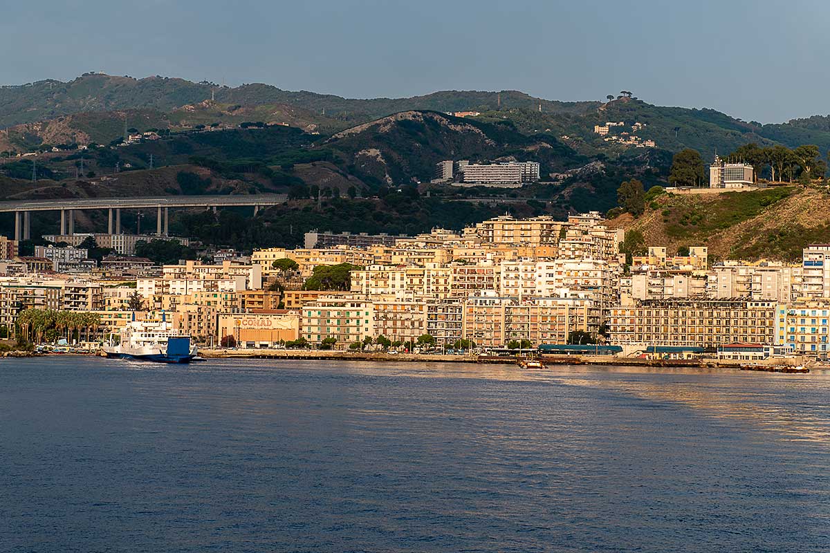Messina all'alba vista dal mare