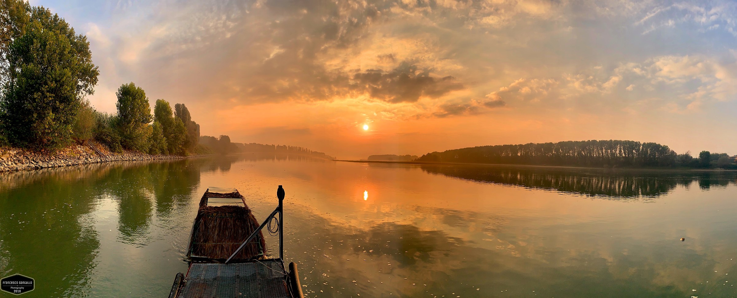 La piccola barca di legno e paglia .