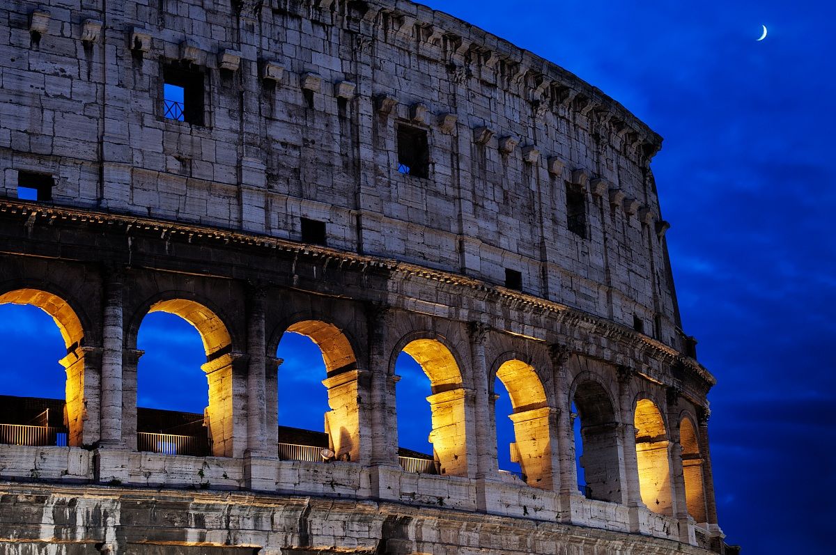 Walking to the Colosseum 4