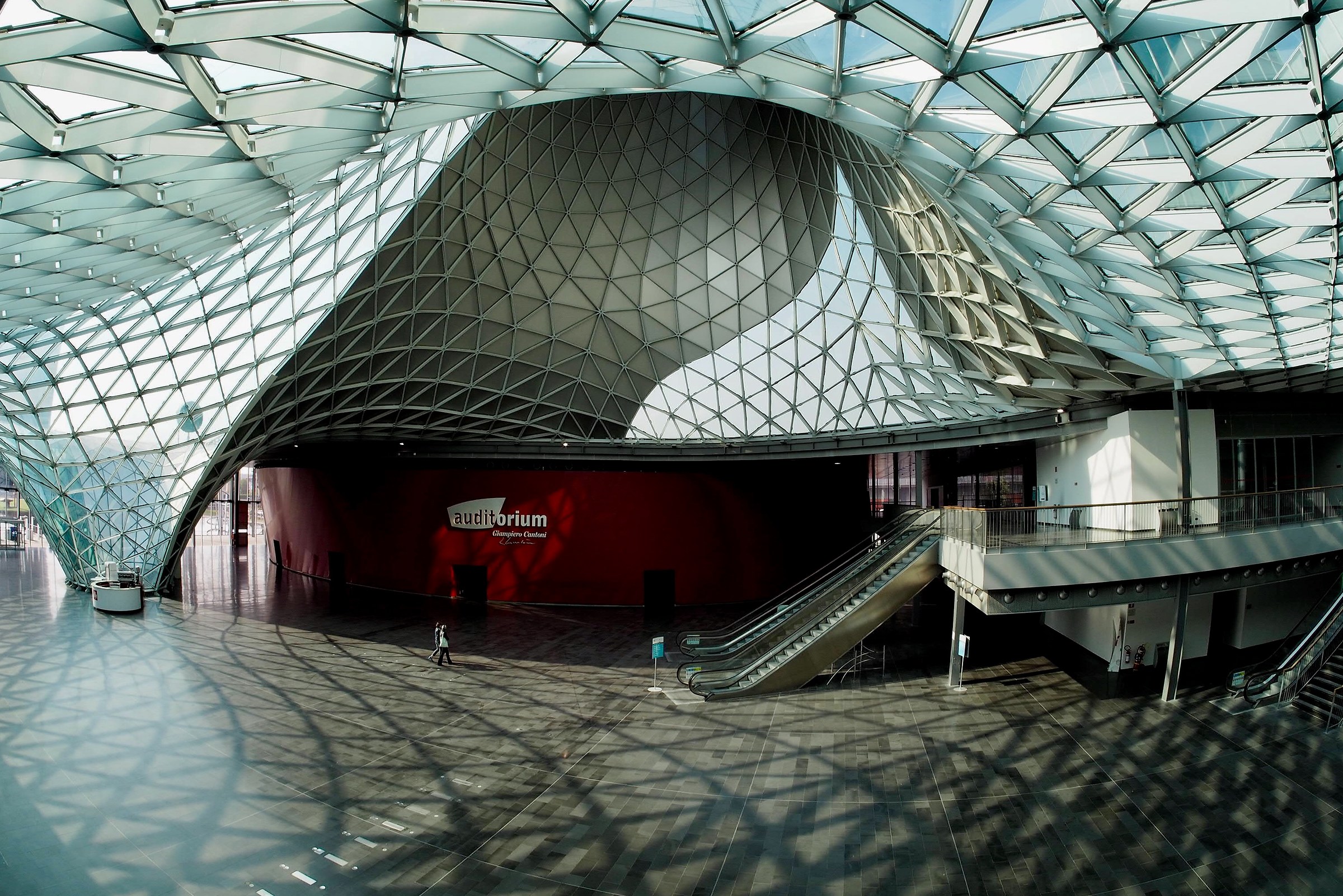 Between curves and triangles towards the scales