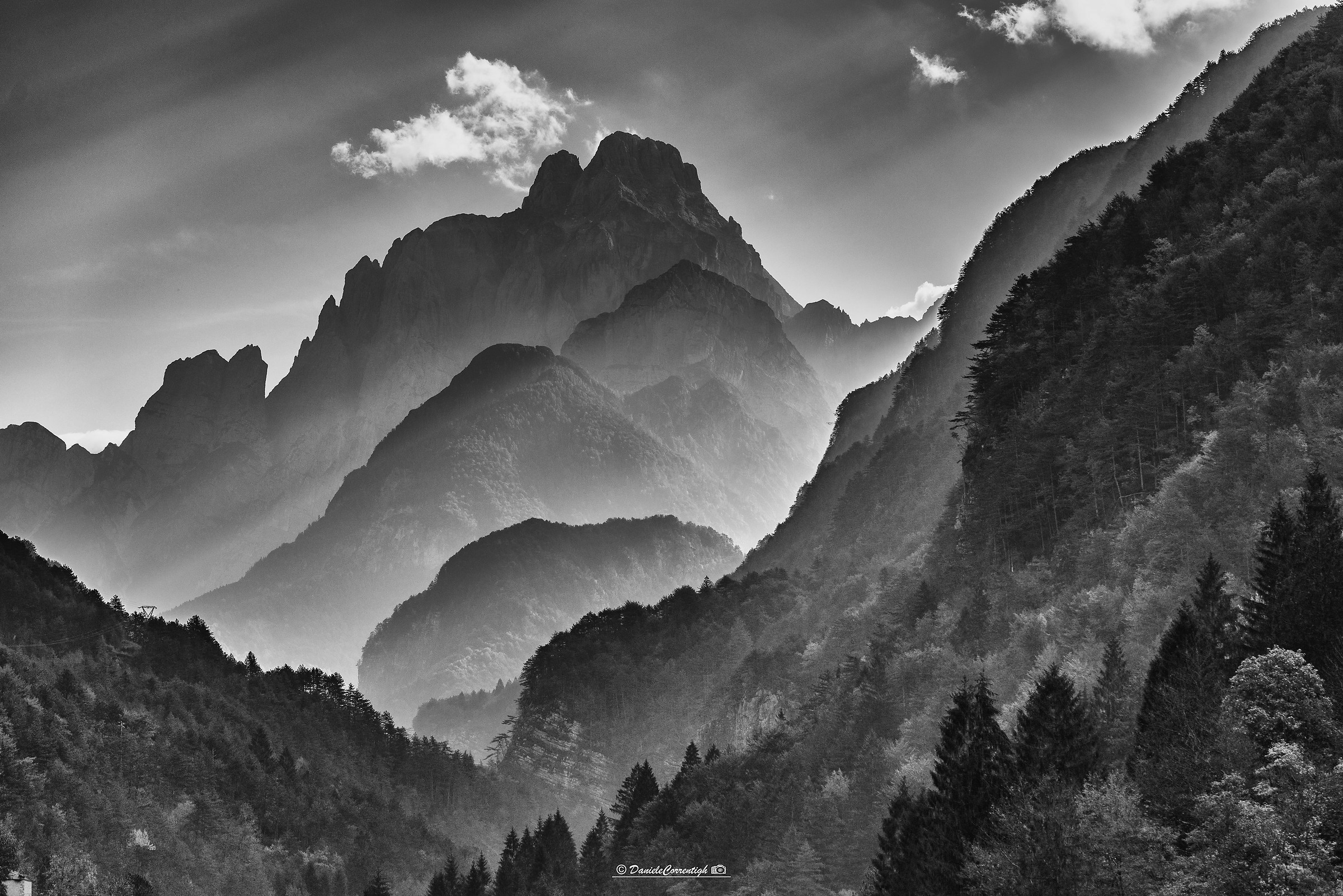 La nebbia "buca"le montagne
