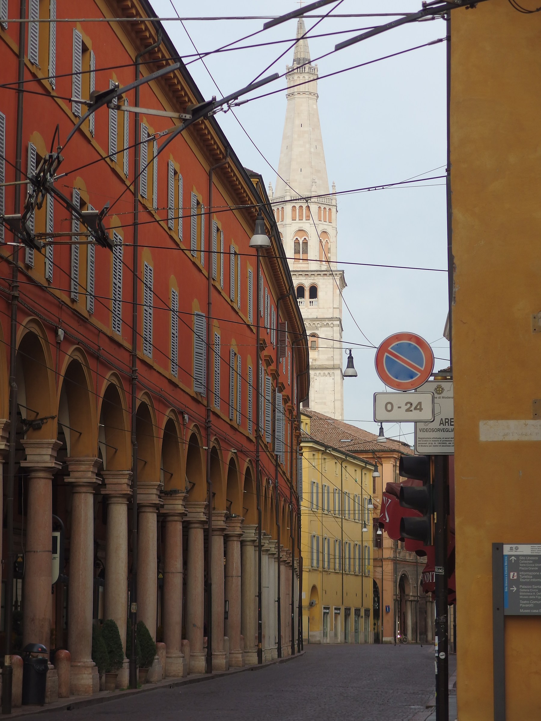 Sunday morning in Via Emilia at 7