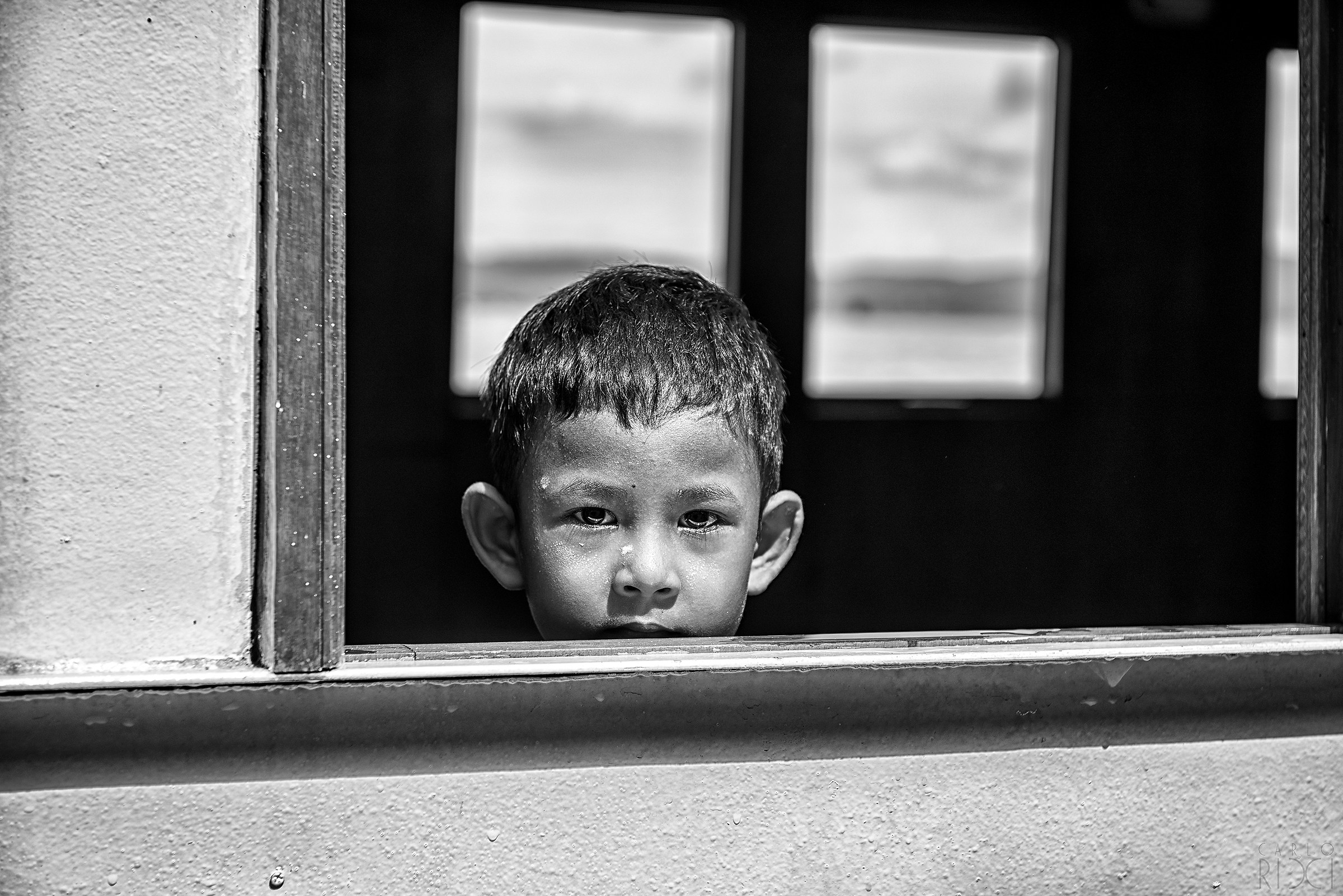 Bambino sul battello a Yangon