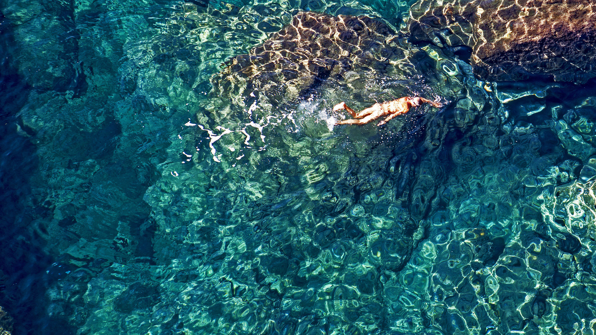 Un tuffo dove l'acqua è più blu, niente ni...