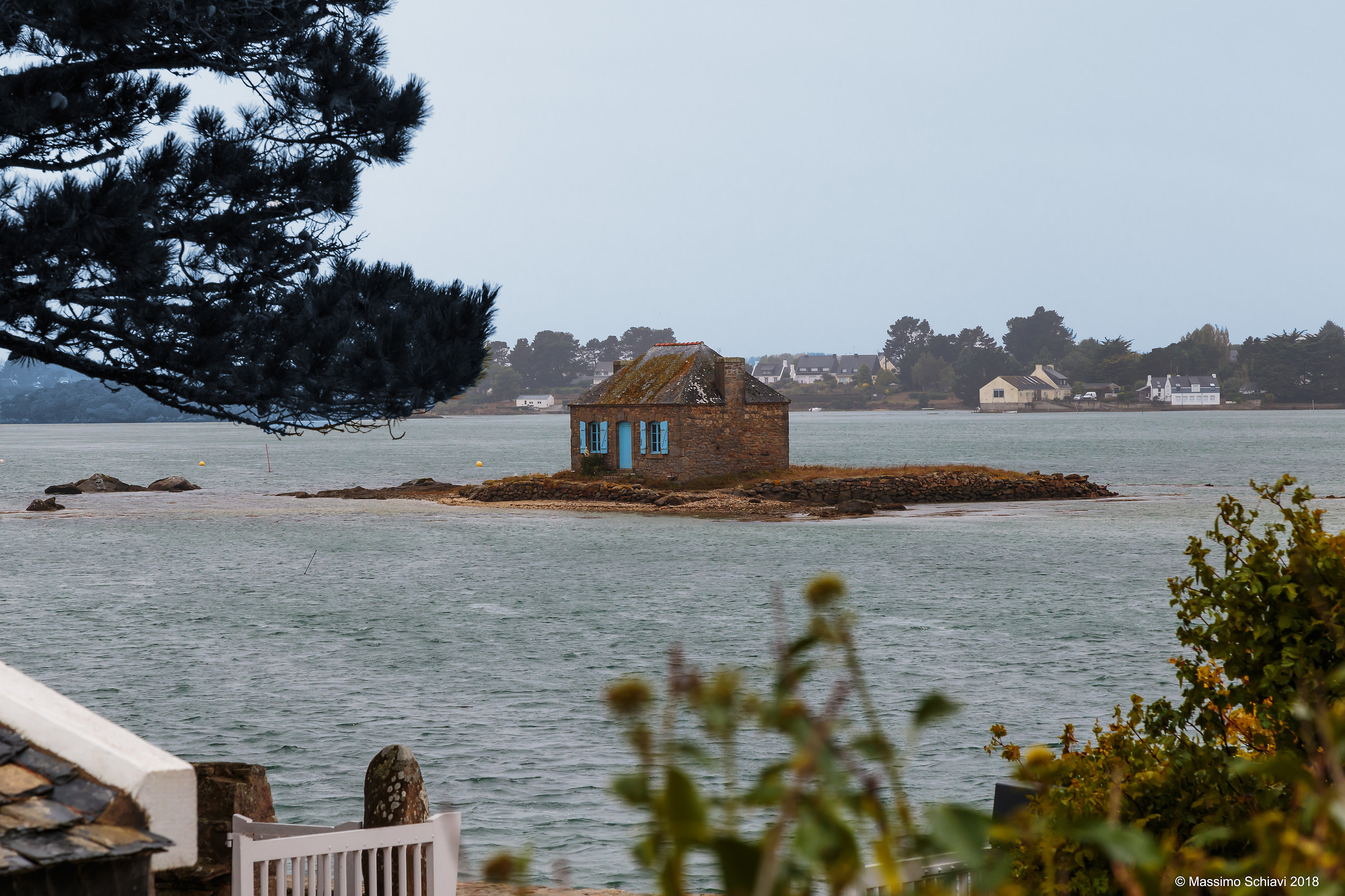 Near the ?le Saint Cado