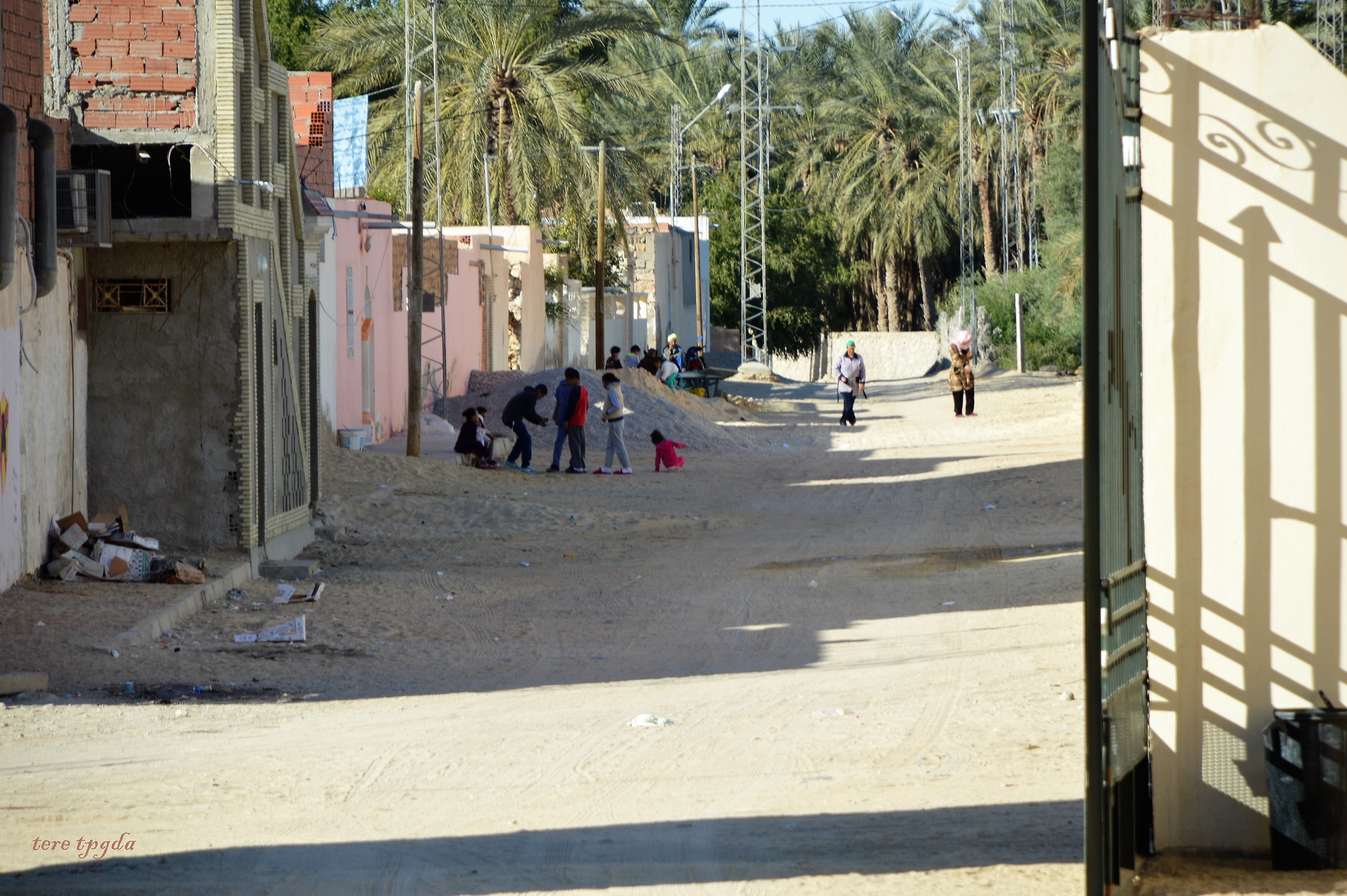 le colonialisme. mais le soleil nous embrasse encore