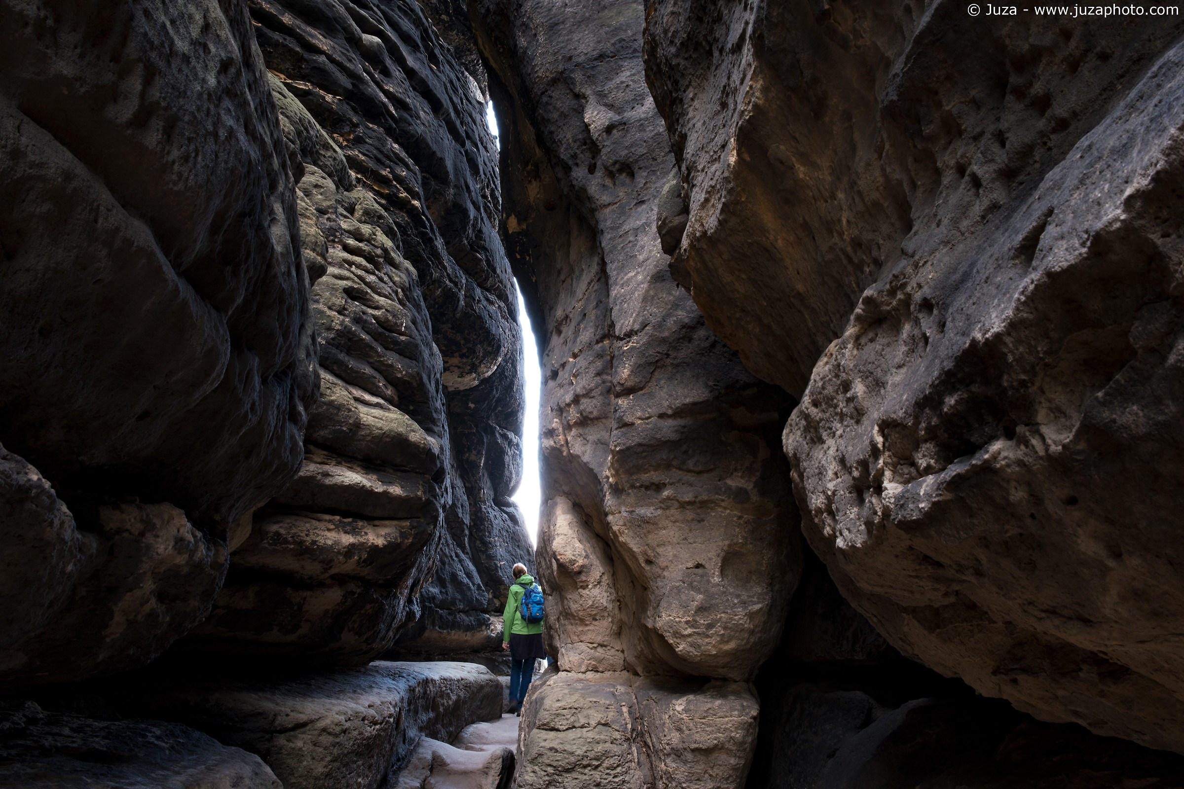 Il passaggio tra le rocce