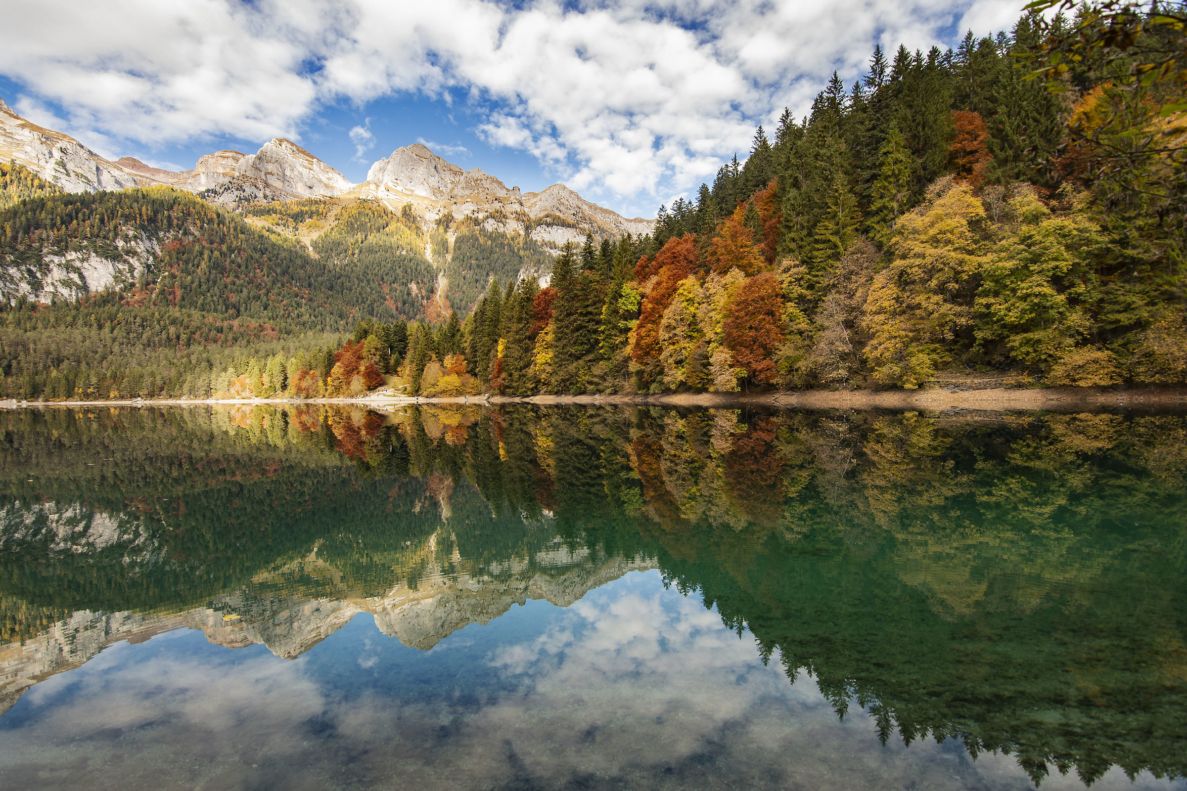 Il lago di Tovel in veste autunnale.