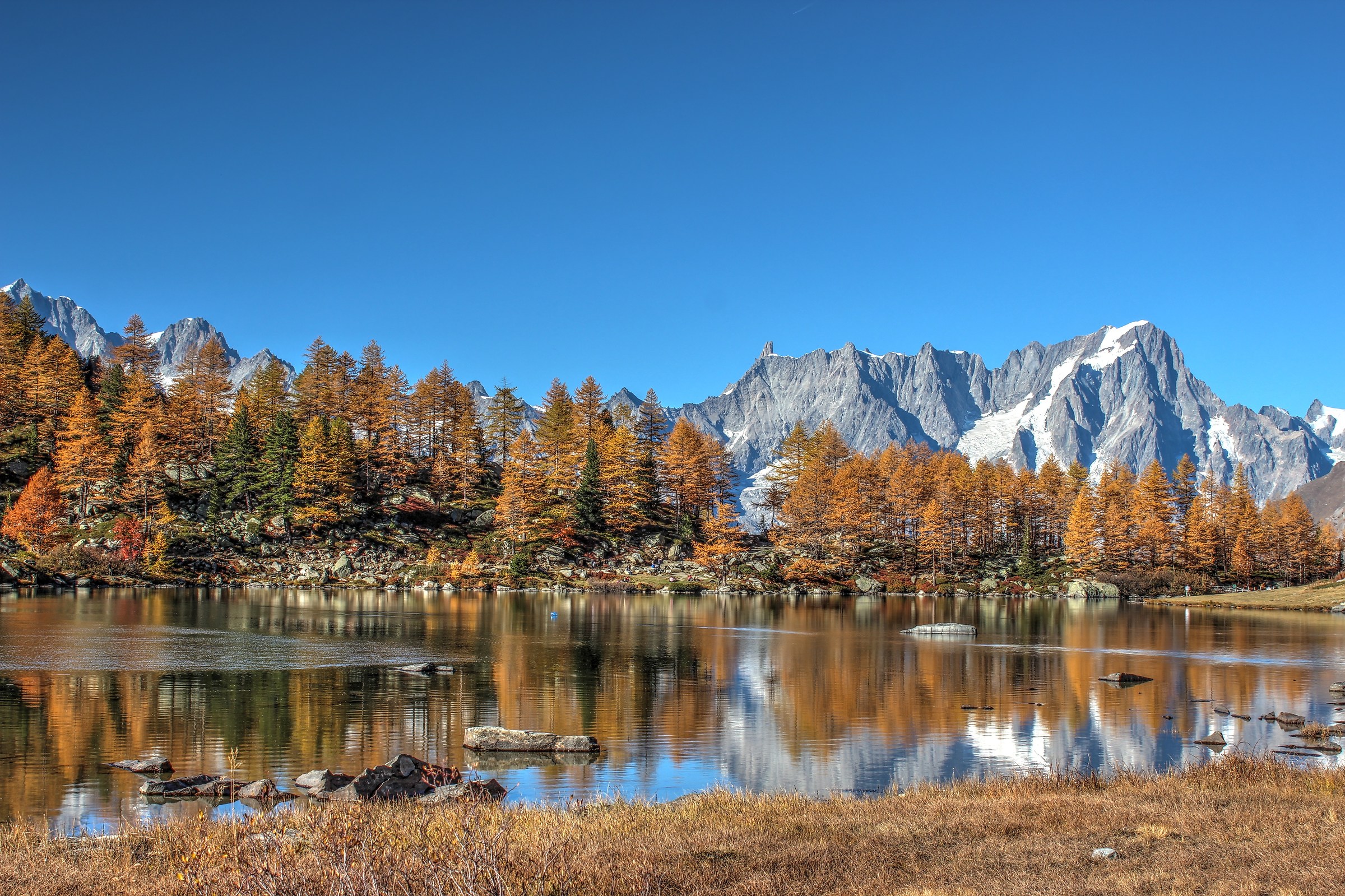 Catena del Monte Bianco dal Lago d'Arpy - HDR