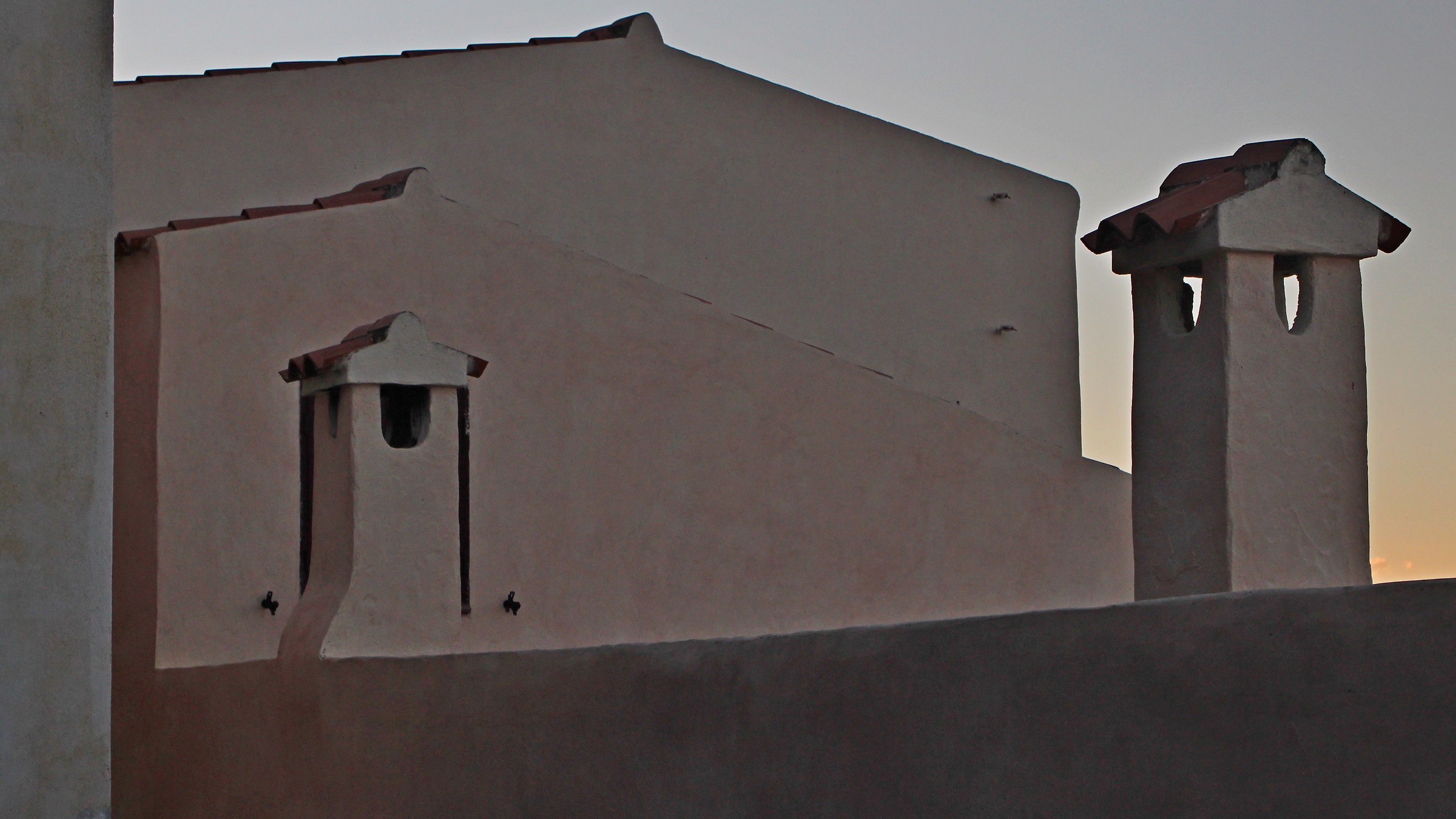 Under the gaze of the chimney-pots