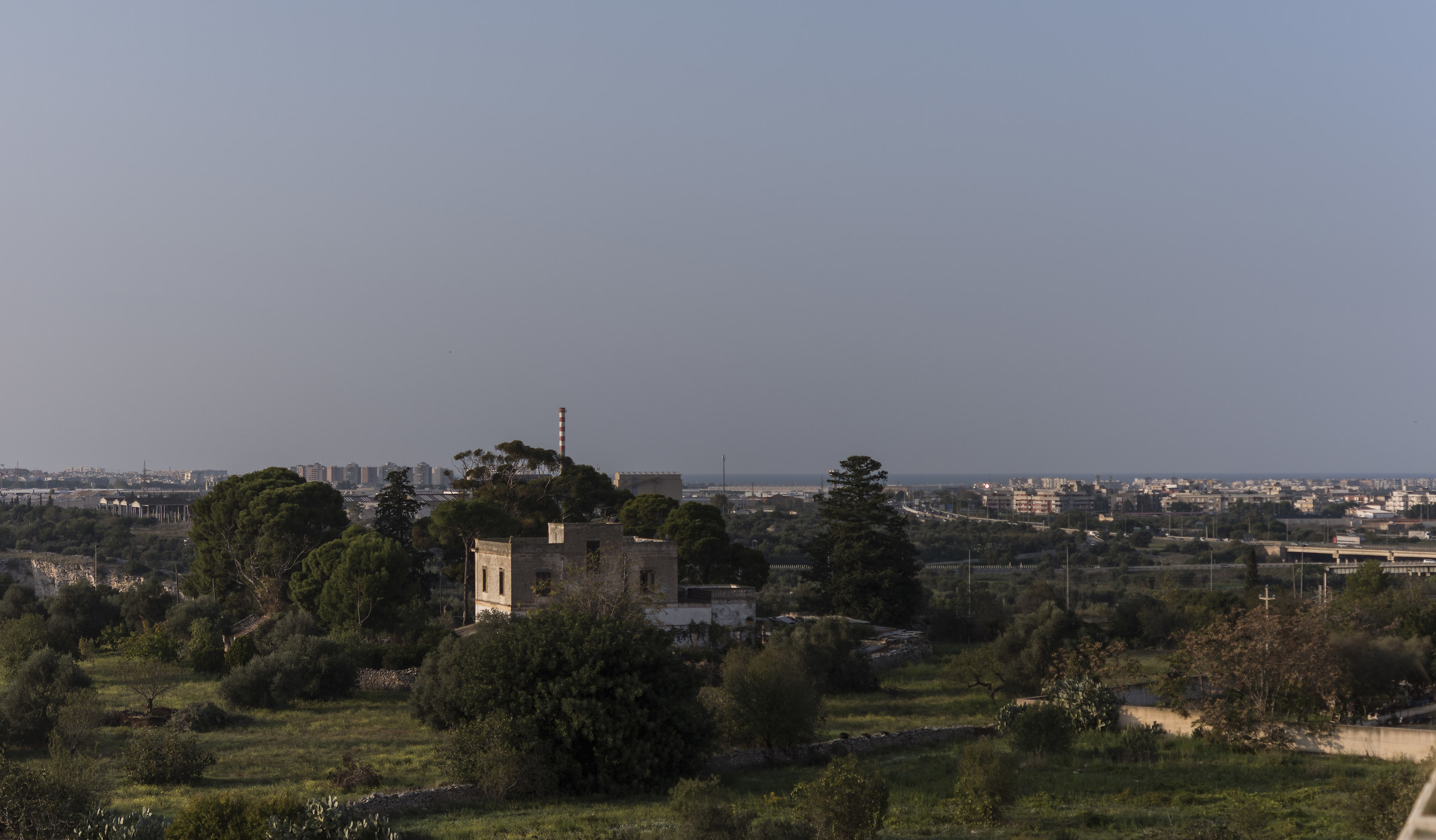 il mare, in lontanaza, da mio balcone