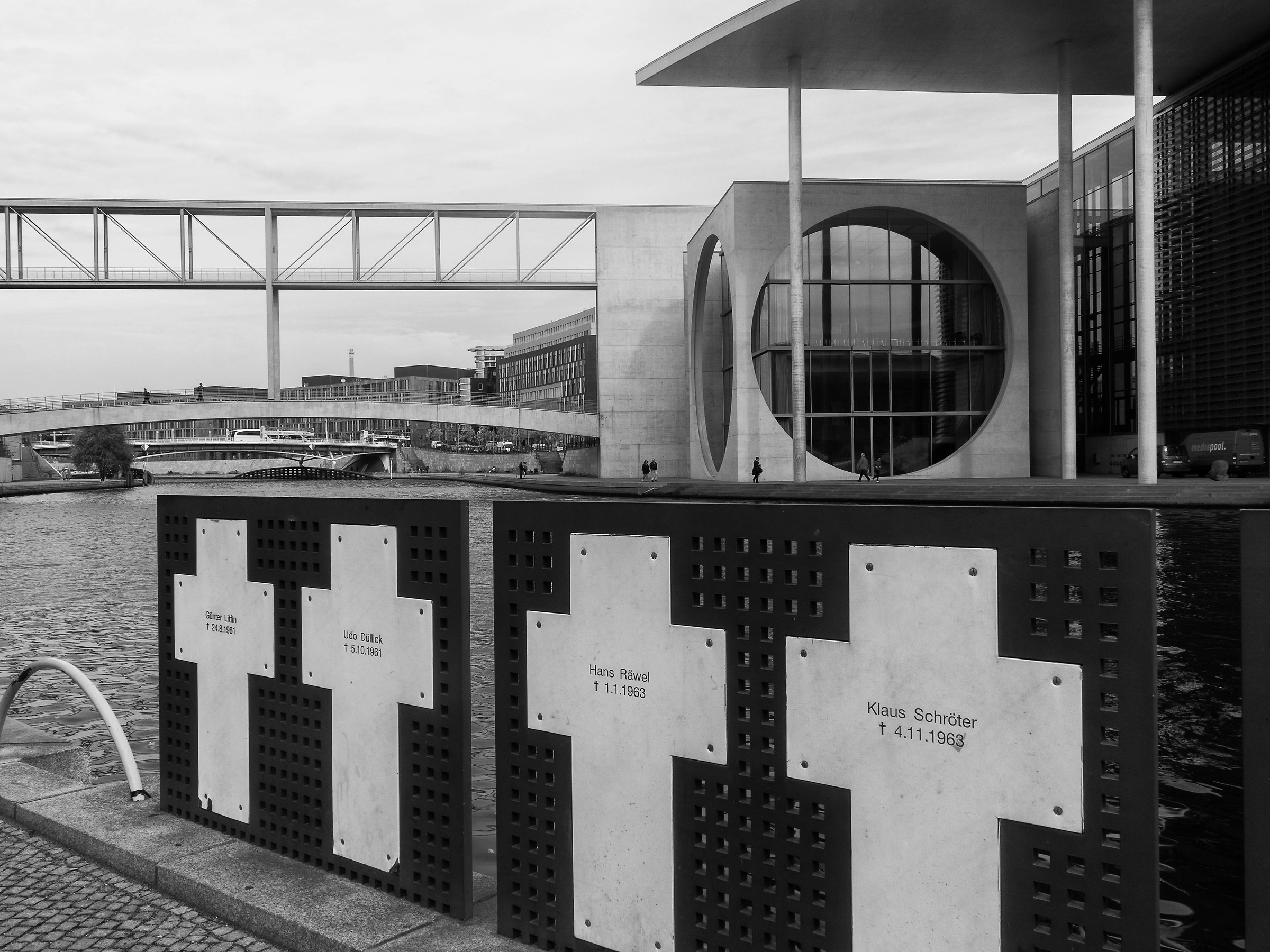 Crosses on the spree