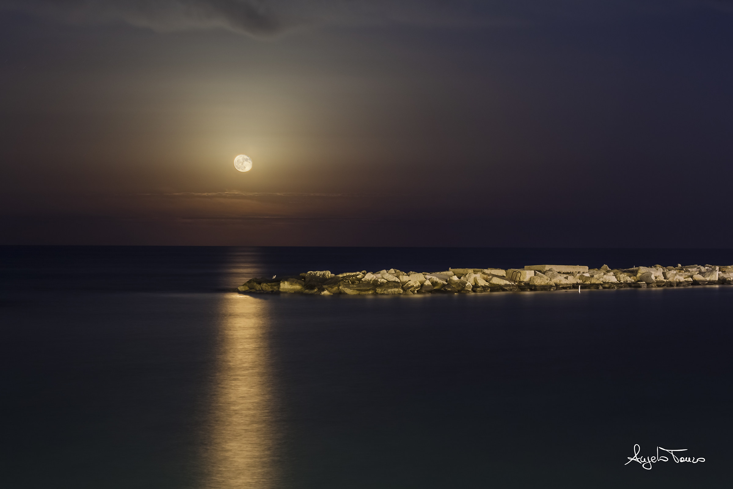 When the Moon rises in Bari