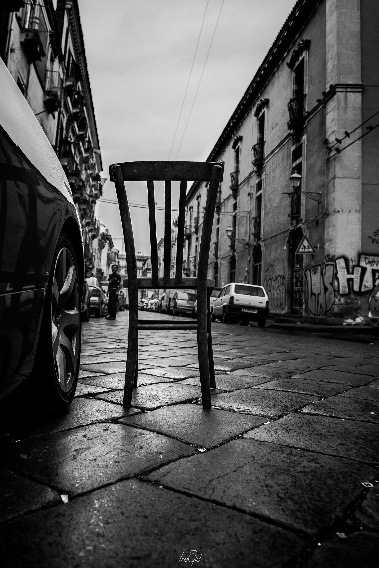 questa sedia sostiene una famiglia